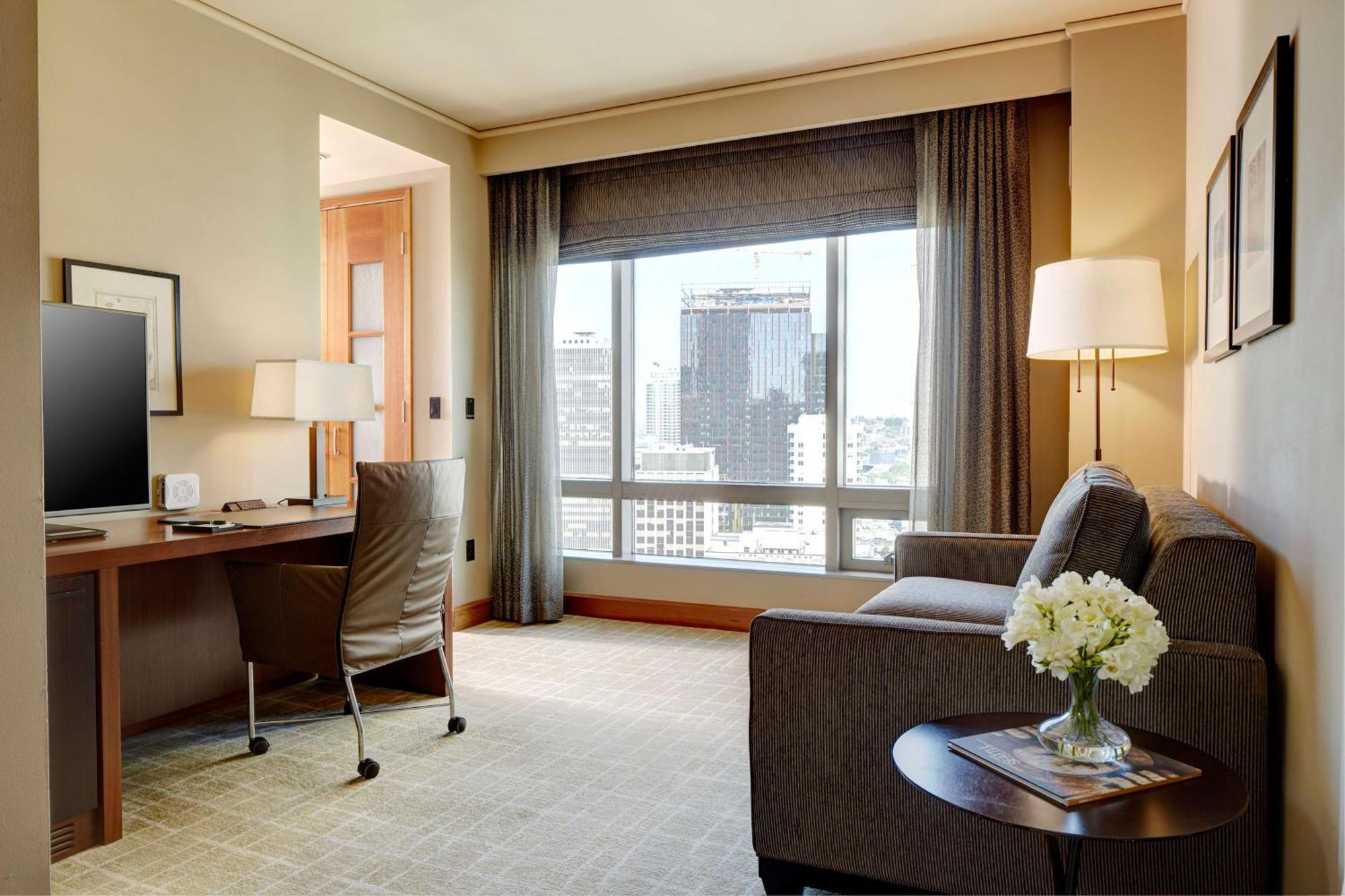 Corner Deluxe King Room