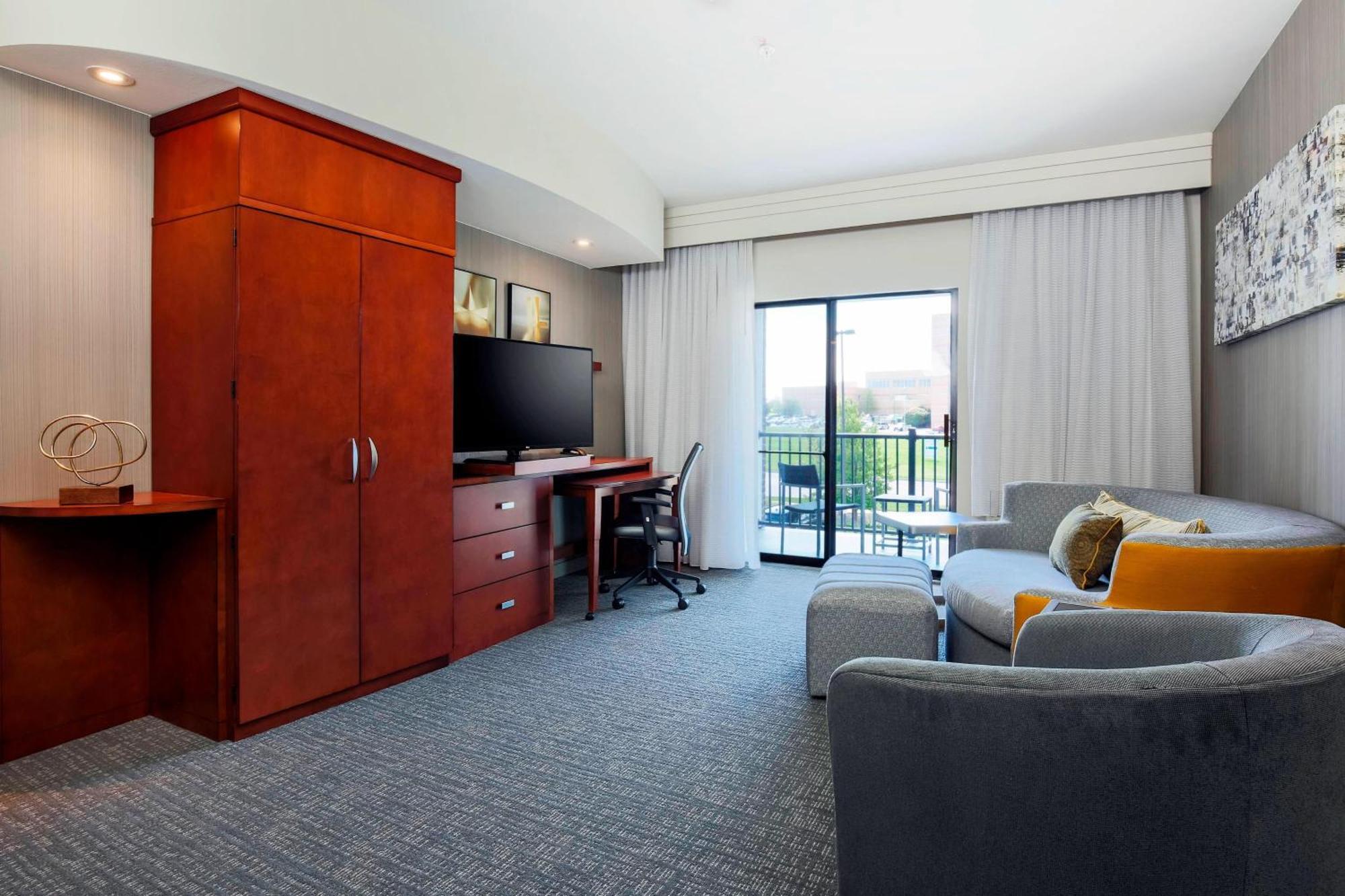1 Bedroom 2 room Suite 1 King Sofa bed