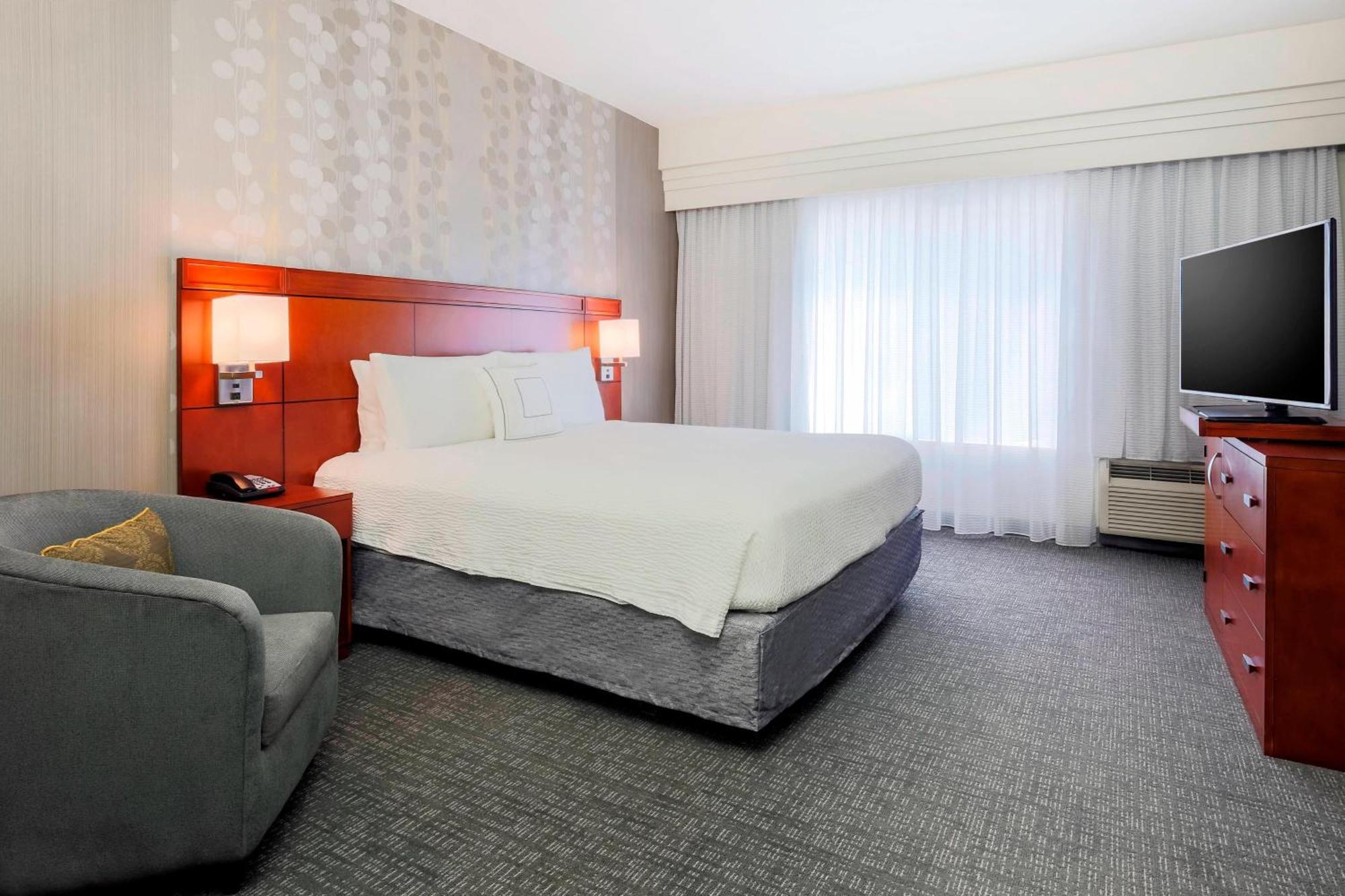 1 Bedroom 2 room Suite 1 King Sofa bed