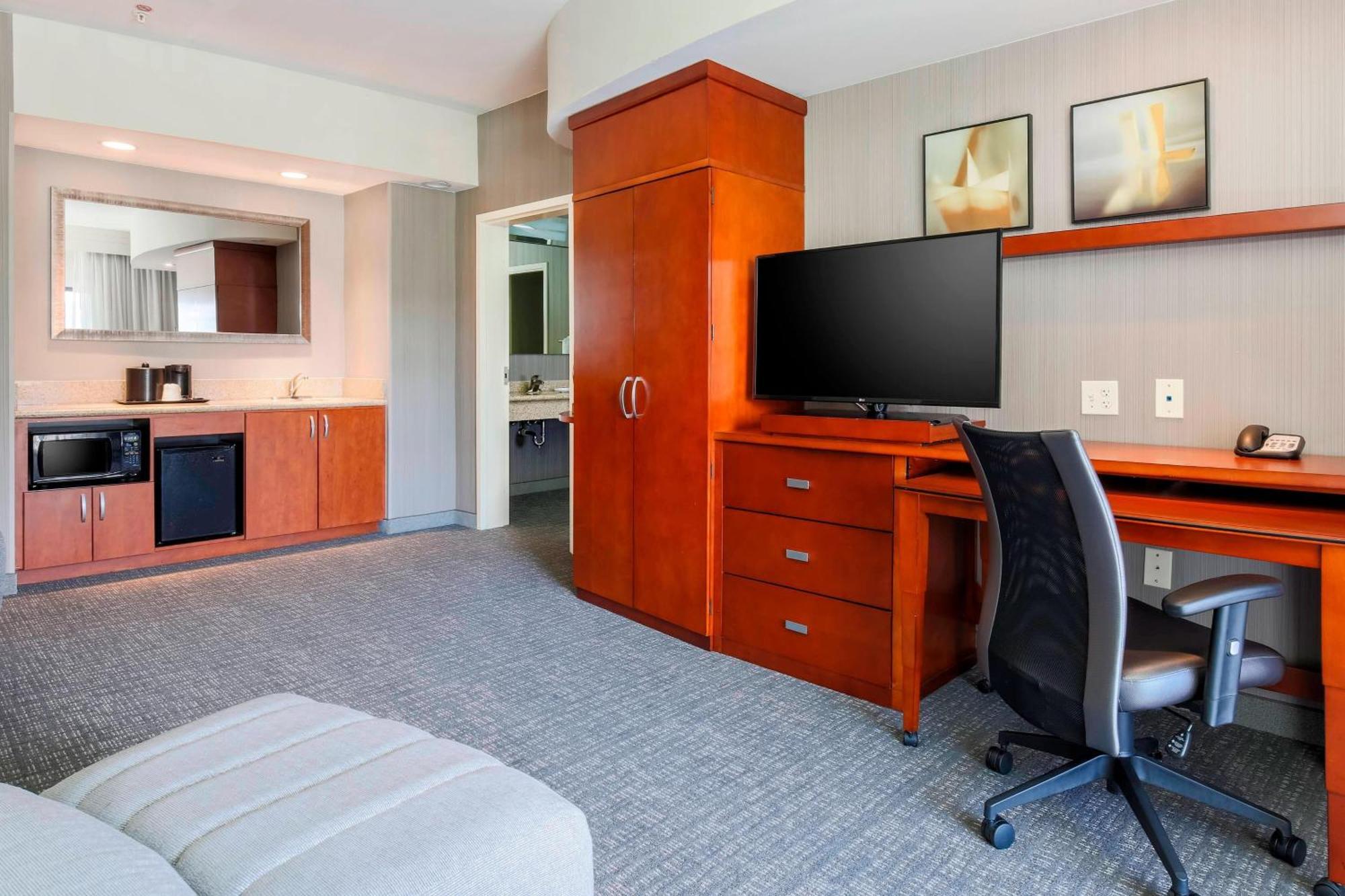 1 Bedroom 2 room Suite 1 King Sofa bed