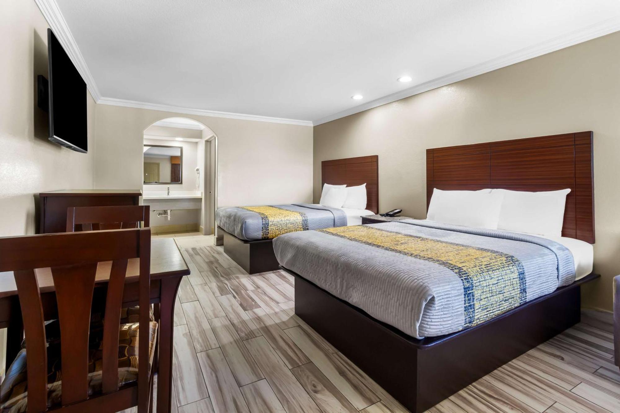 Queen Room Two Queen Beds Smoking