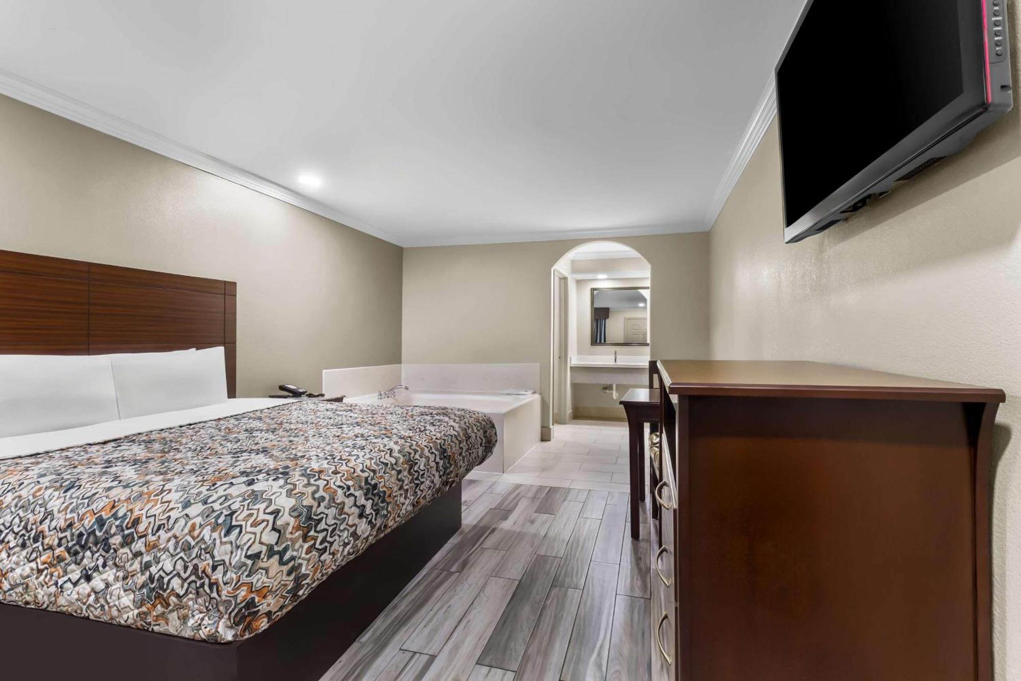 King Bed Jetted Tub Suite Smoking