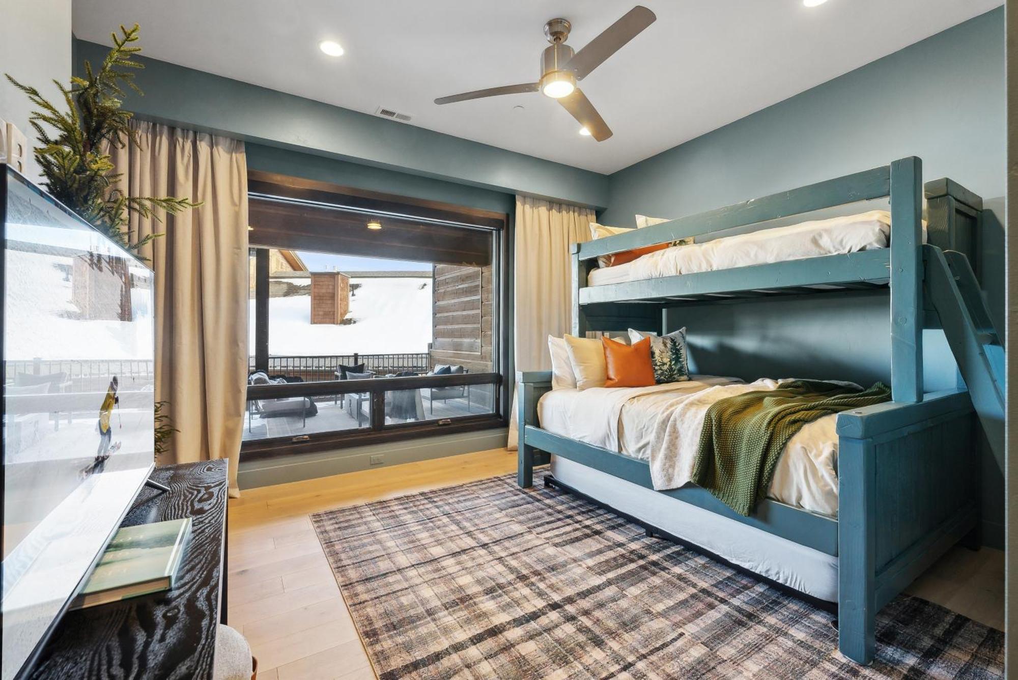 Three-Bedroom Deluxe Apartment