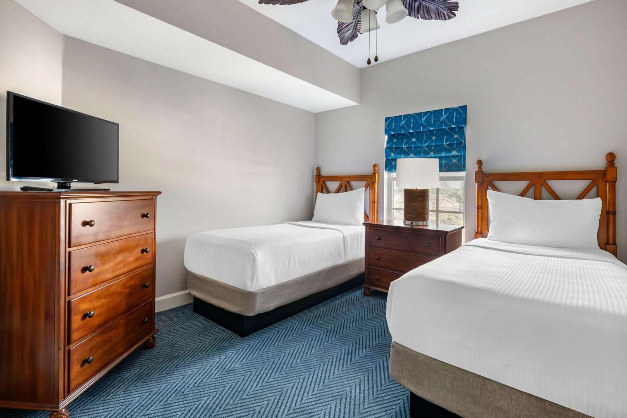 2 Bedroom 1 King 2 Twins Suite Accessible Tub