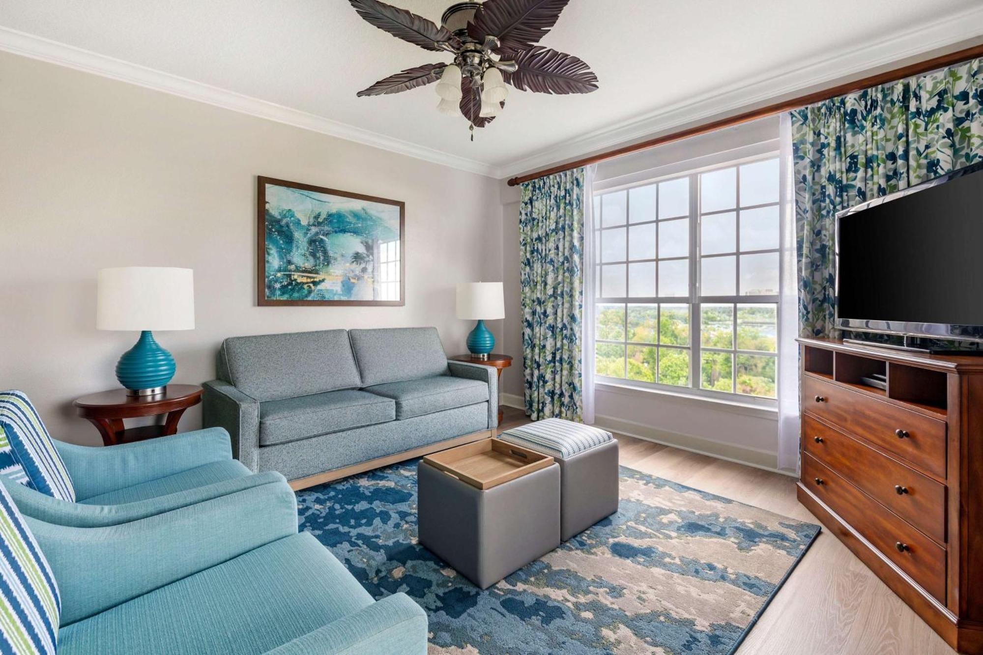 2 Bedroom 1 King 2 Twins Suite Accessible Tub