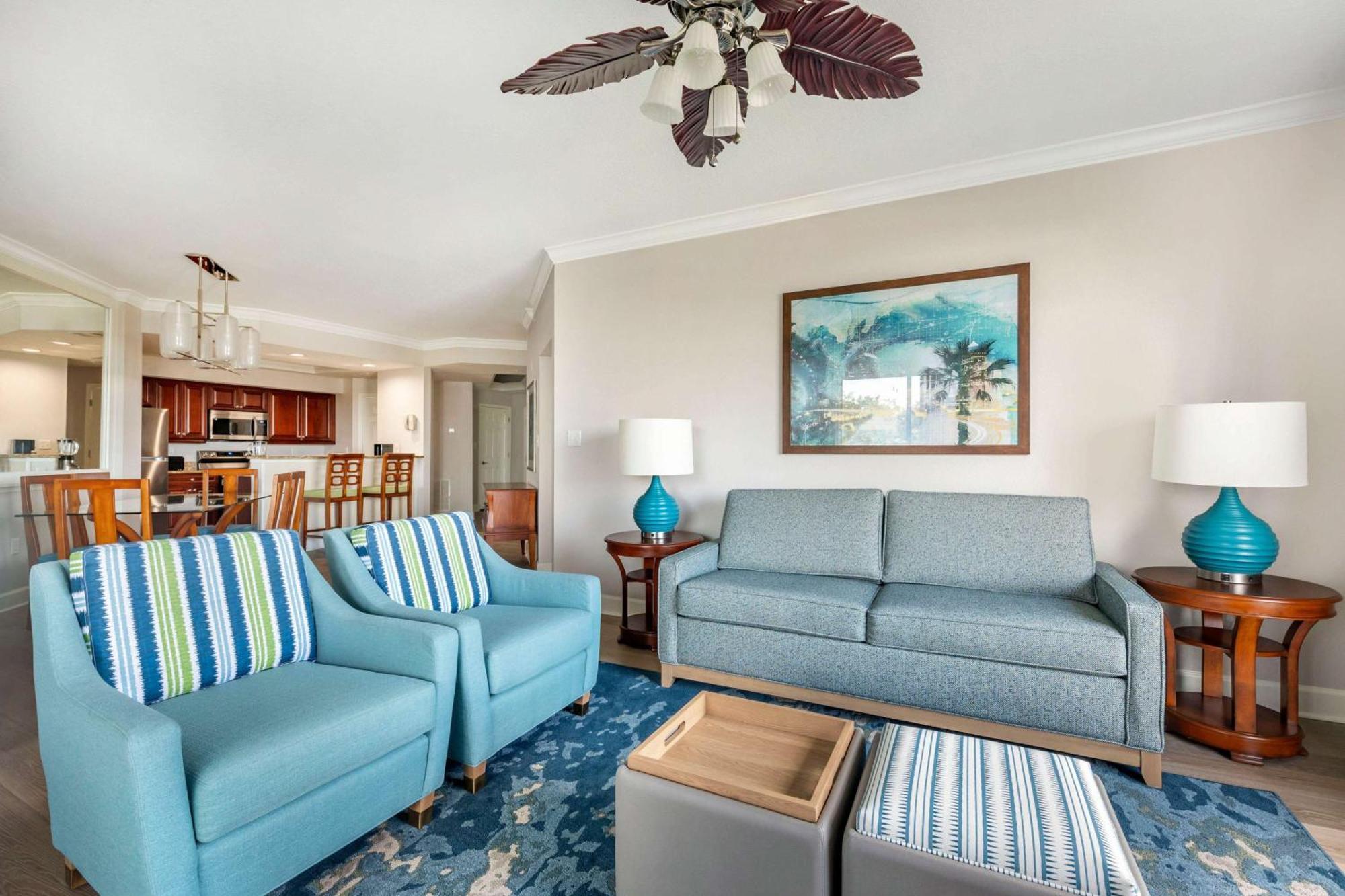 2 Bedroom 1 King 2 Twins Suite Accessible Tub