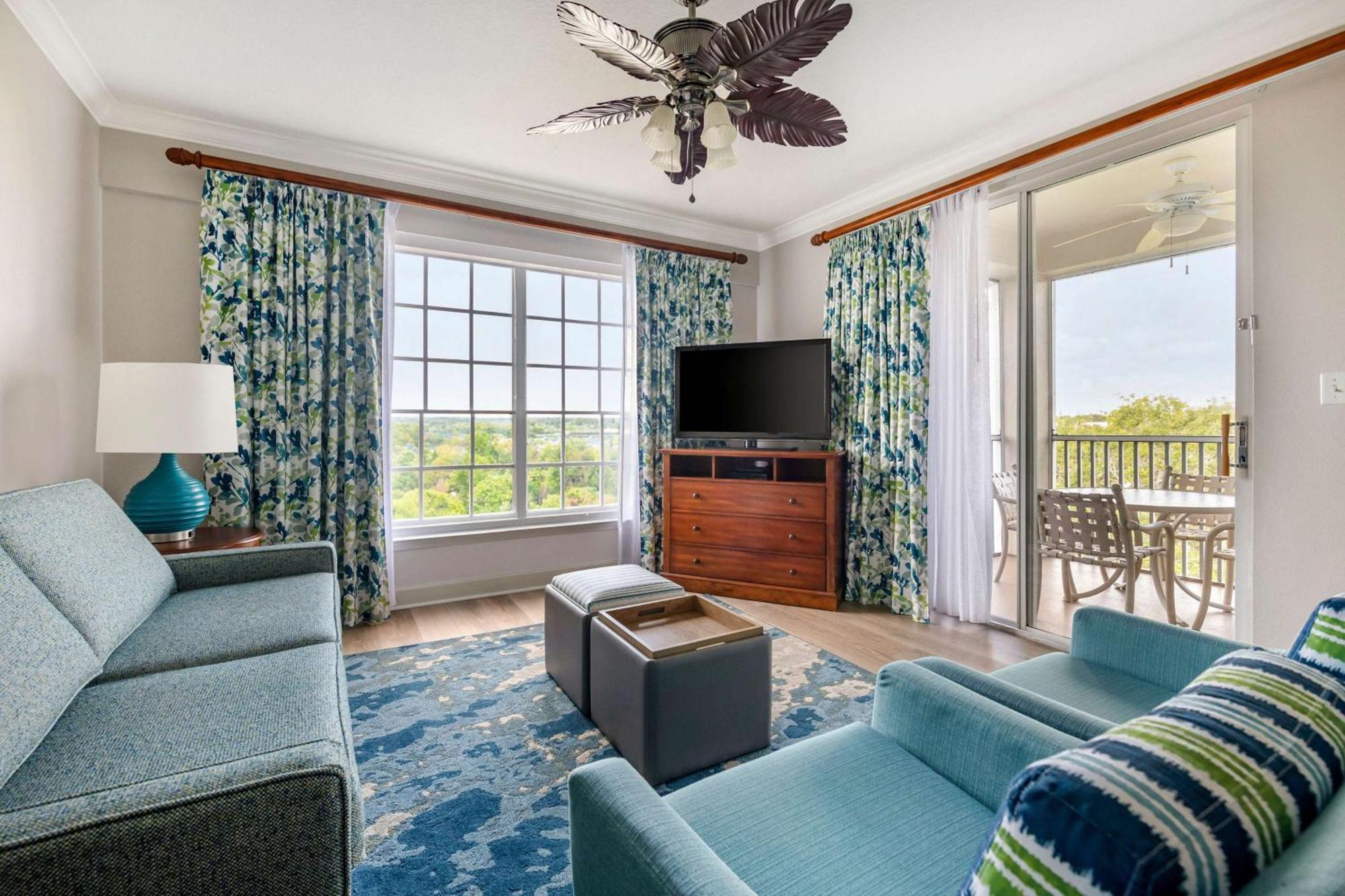 2 Bedroom 1 King 2 Twins Suite Accessible Tub