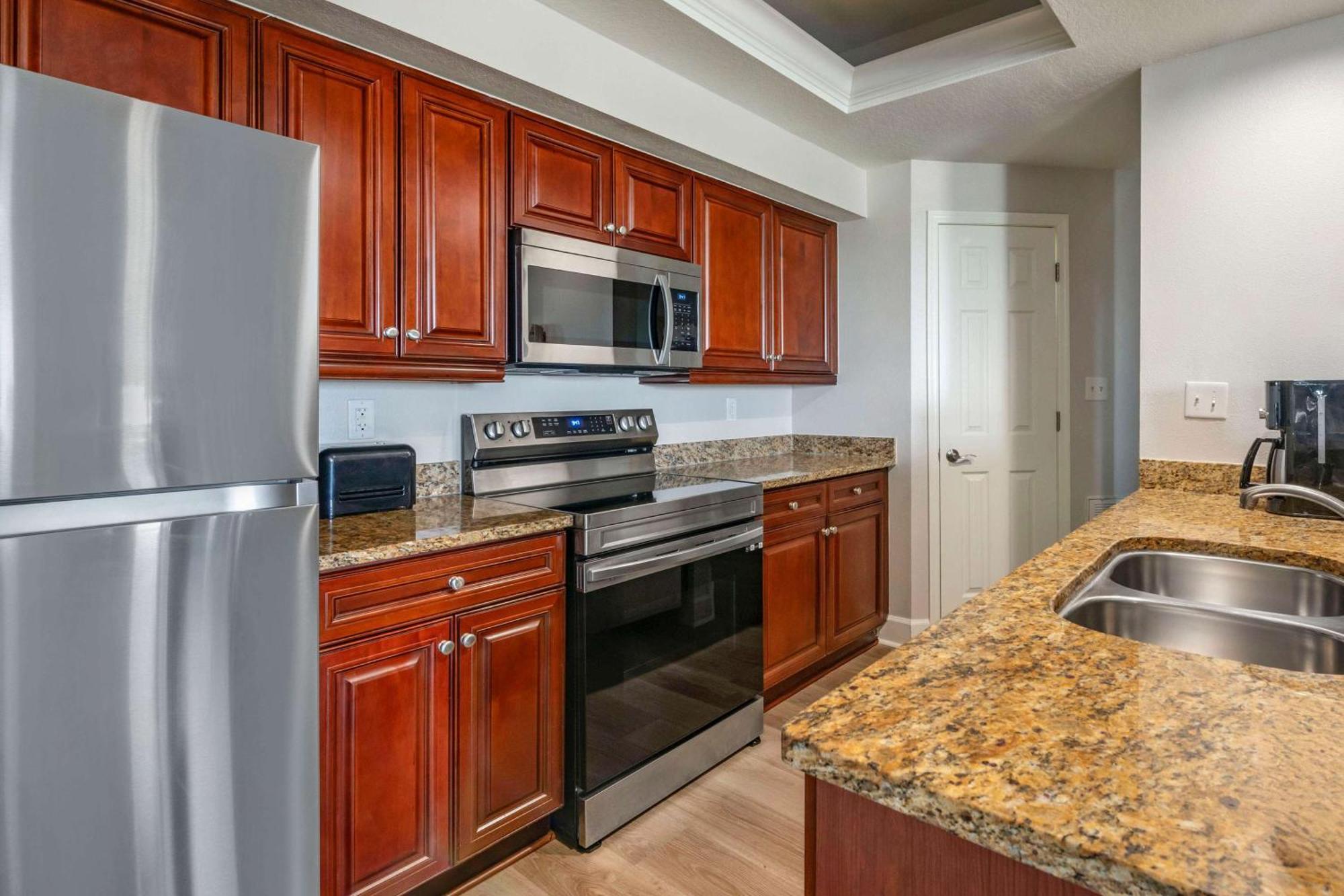 2 Bedroom 1 King 2 Twins Suite Accessible Tub