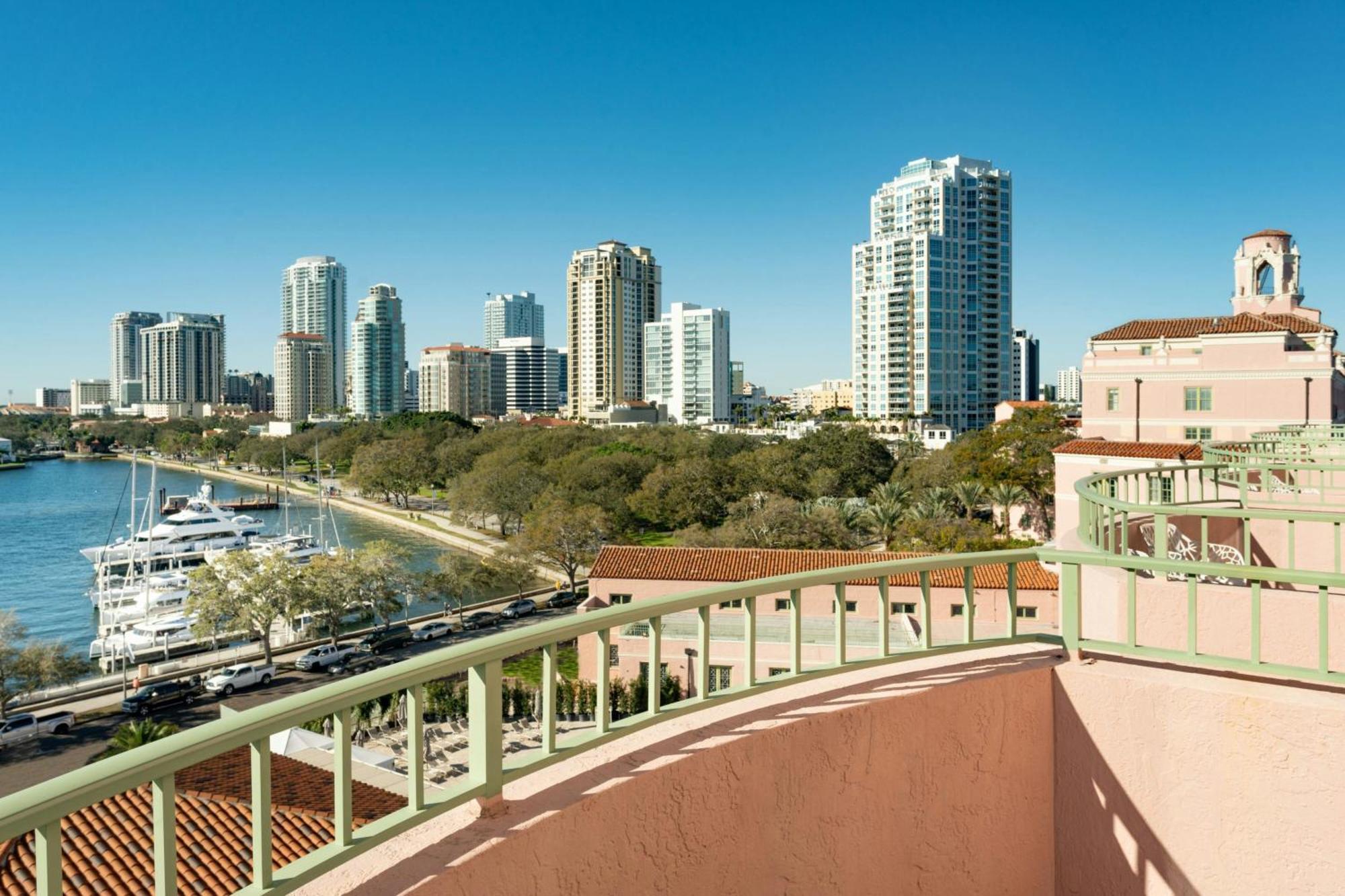 One-Bedroom Premium King Suite Bay View Balcony Sofa Bed Tower