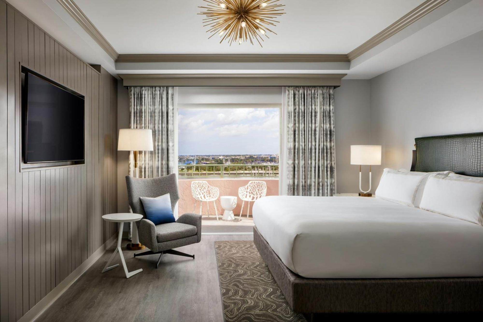 One-Bedroom Premium King Suite Bay View Balcony Sofa Bed Tower