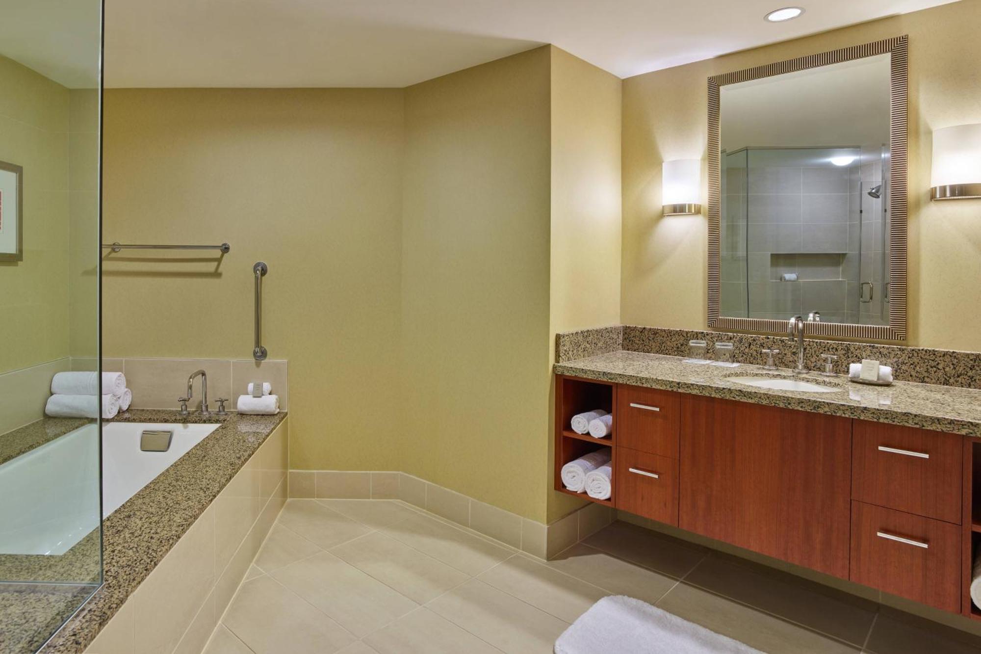 Deluxe 1 Bedroom Suite 1 King Las Vegas Strip view