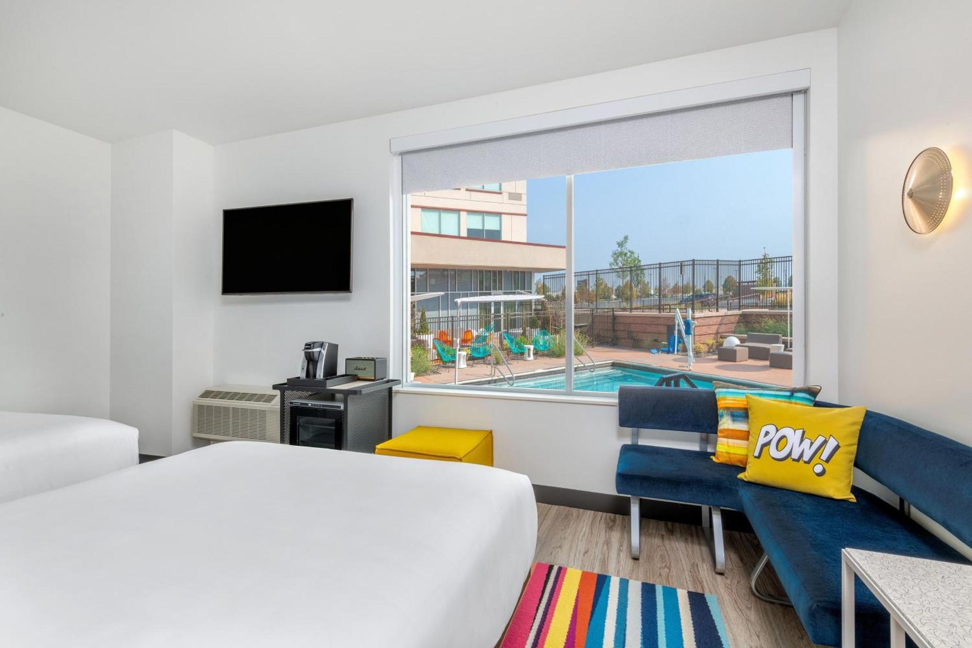 Splash Guest room 2 Queen Poolside view