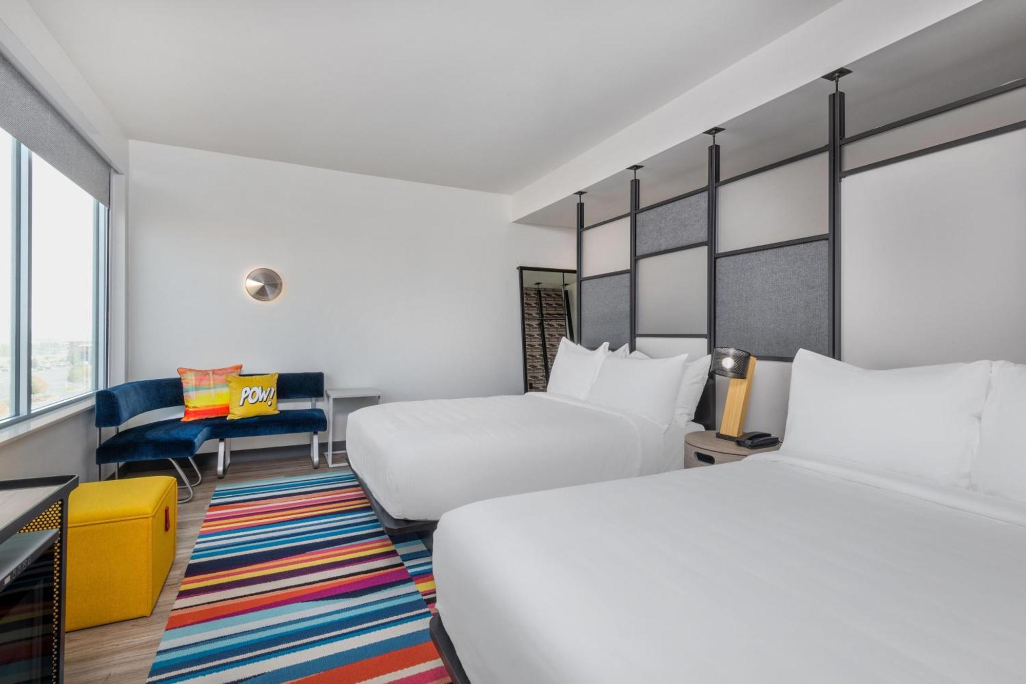 Splash Guest room 2 Queen Poolside view