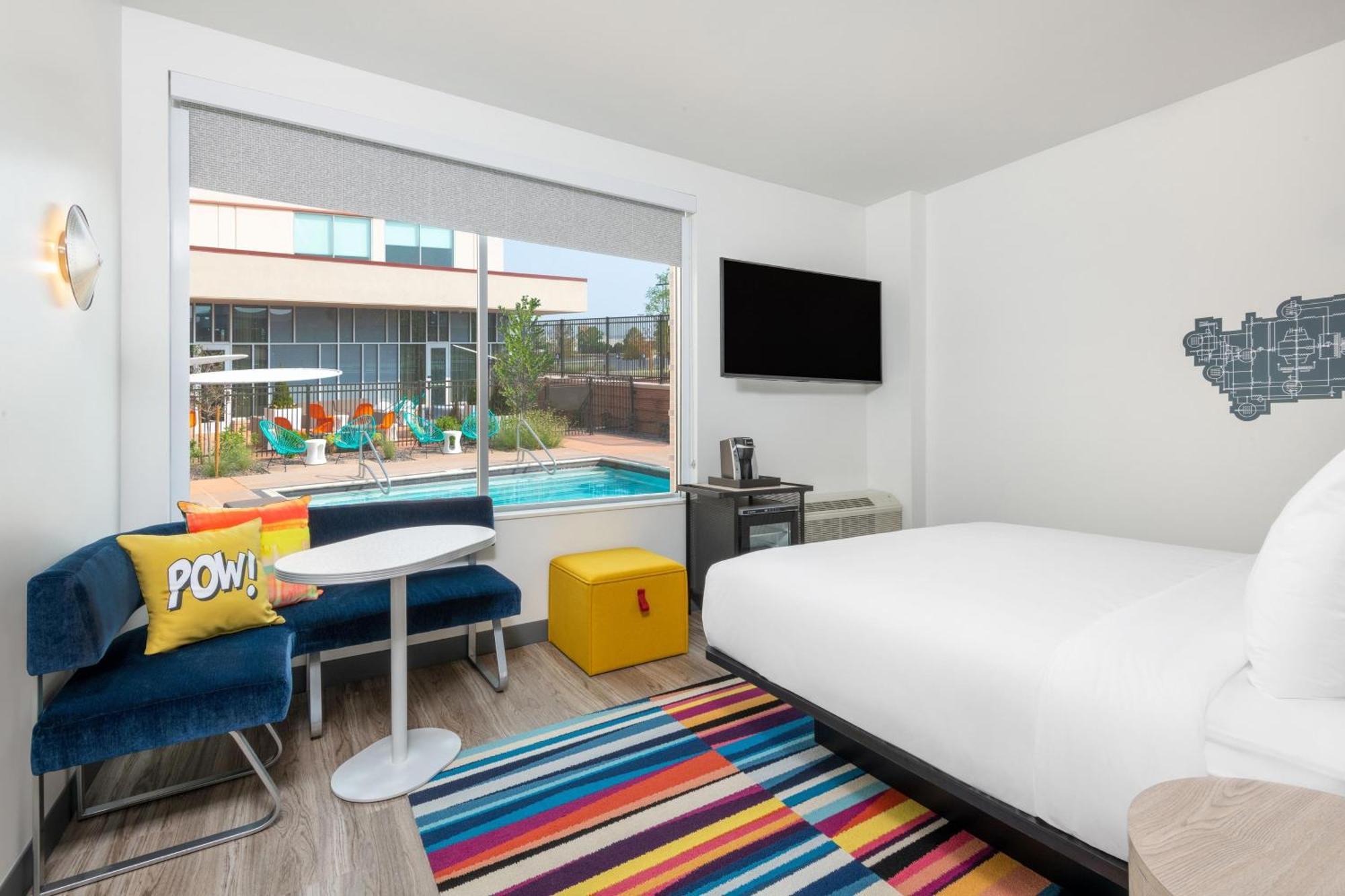 Splash Guest room 1 King Poolside view