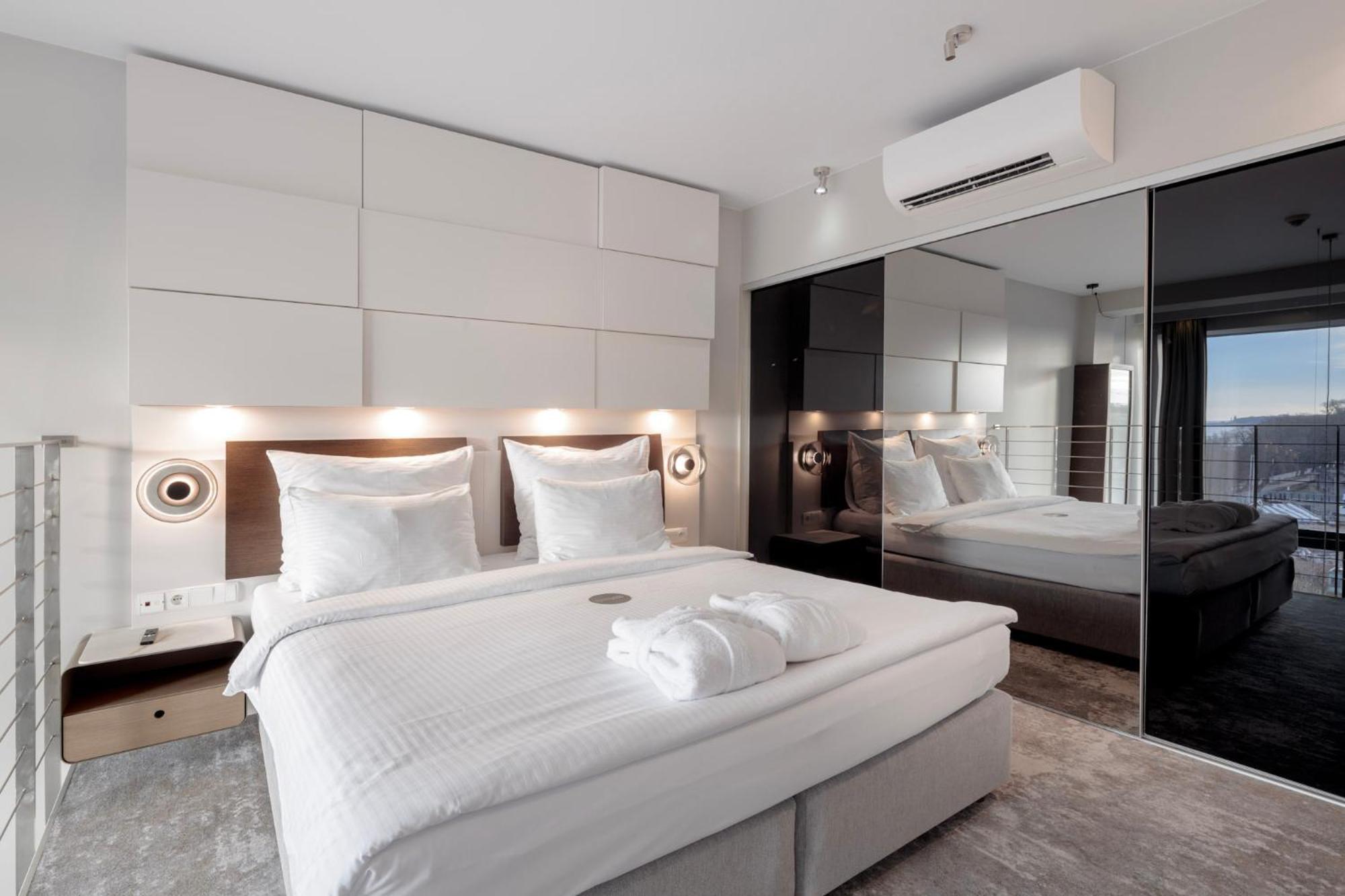 Apartament dwupoziomowy z bocznym widokiem na morze