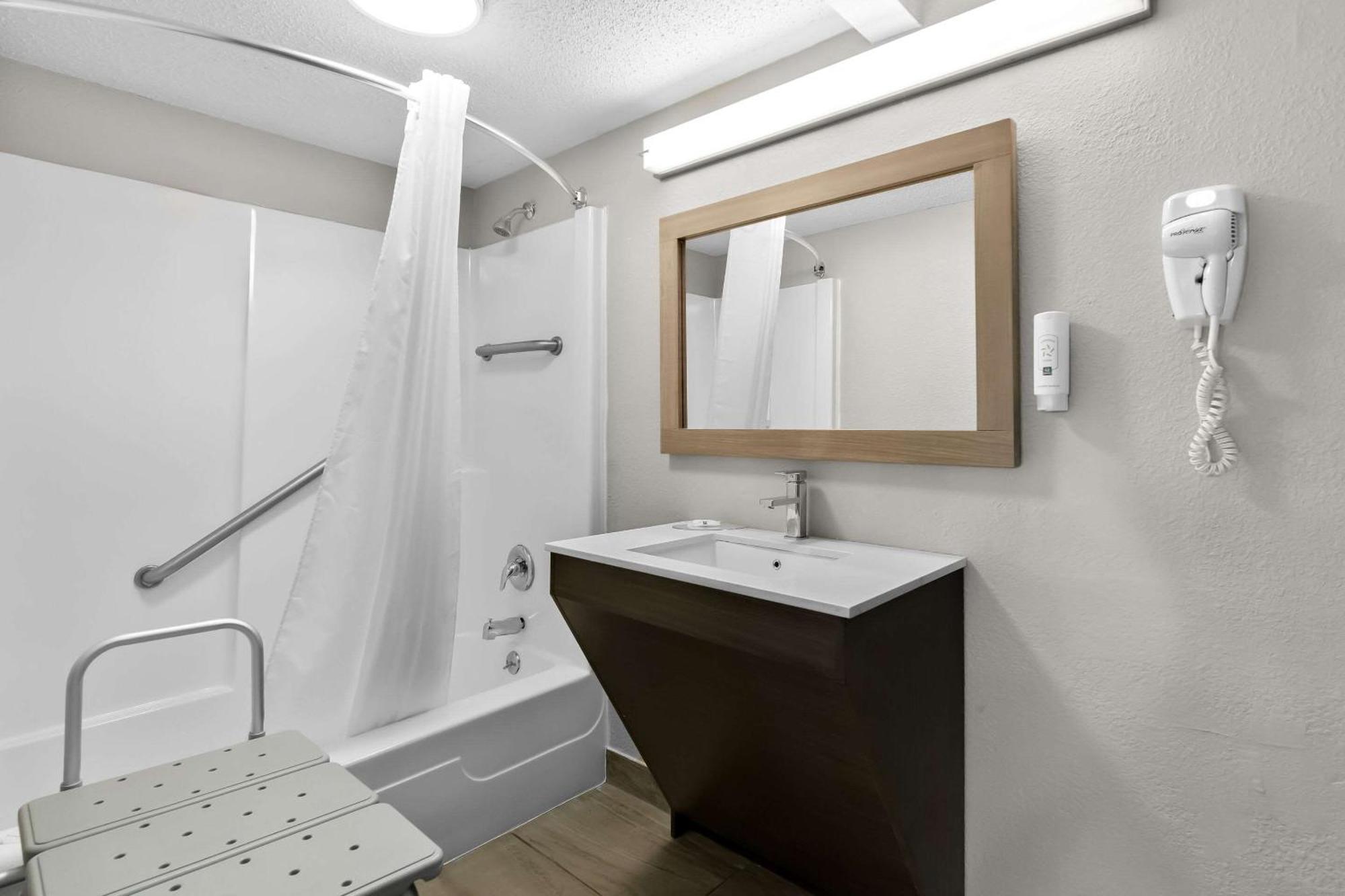 Quadruple Room Two Queen Beds Tub Disability Access or Non Smoking