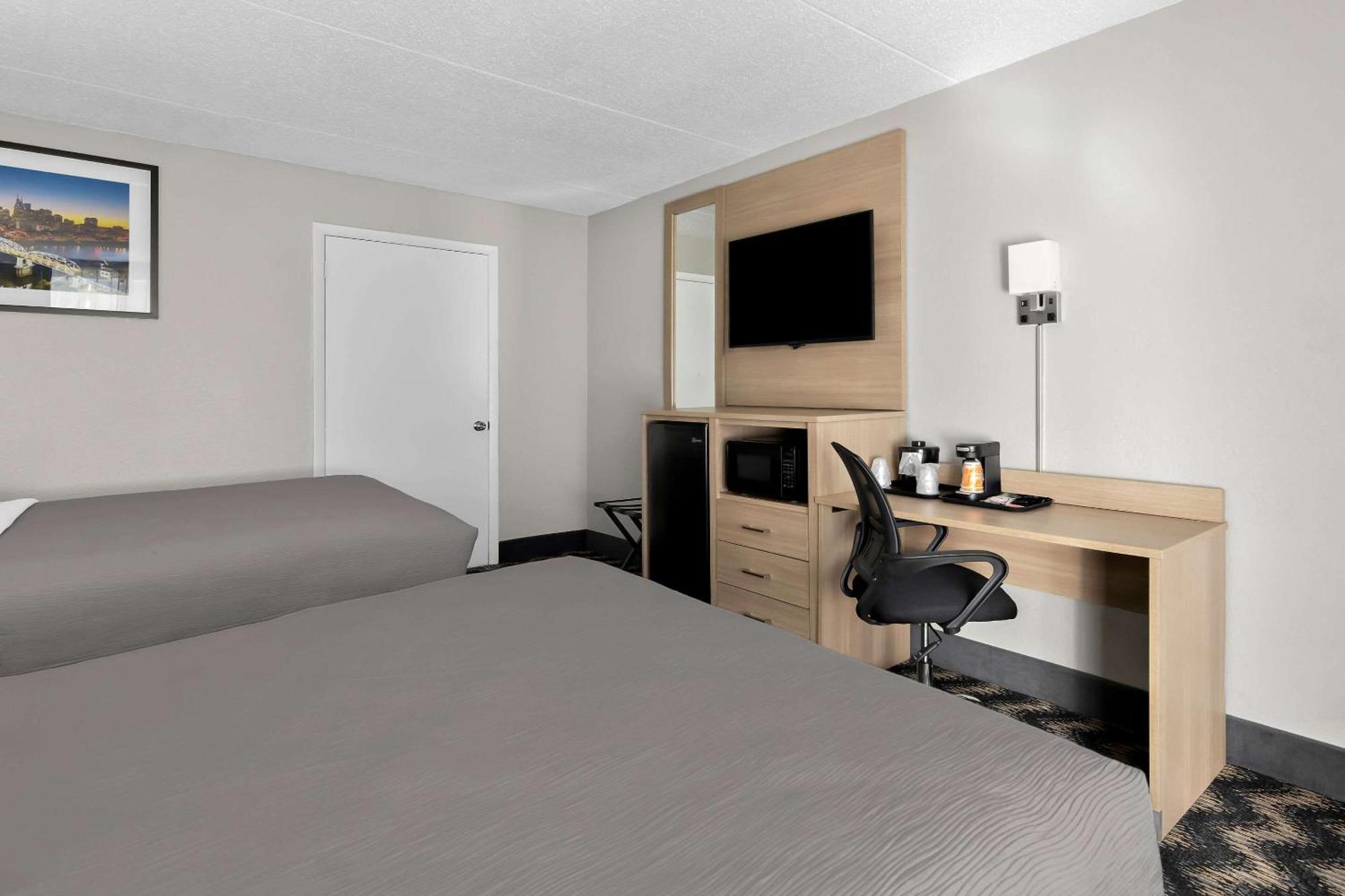 Quadruple Room Two Queen Beds Tub Disability Access or Non Smoking