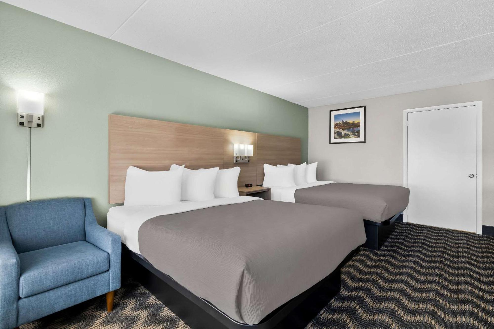 Quadruple Room Two Queen Beds Tub Disability Access or Non Smoking