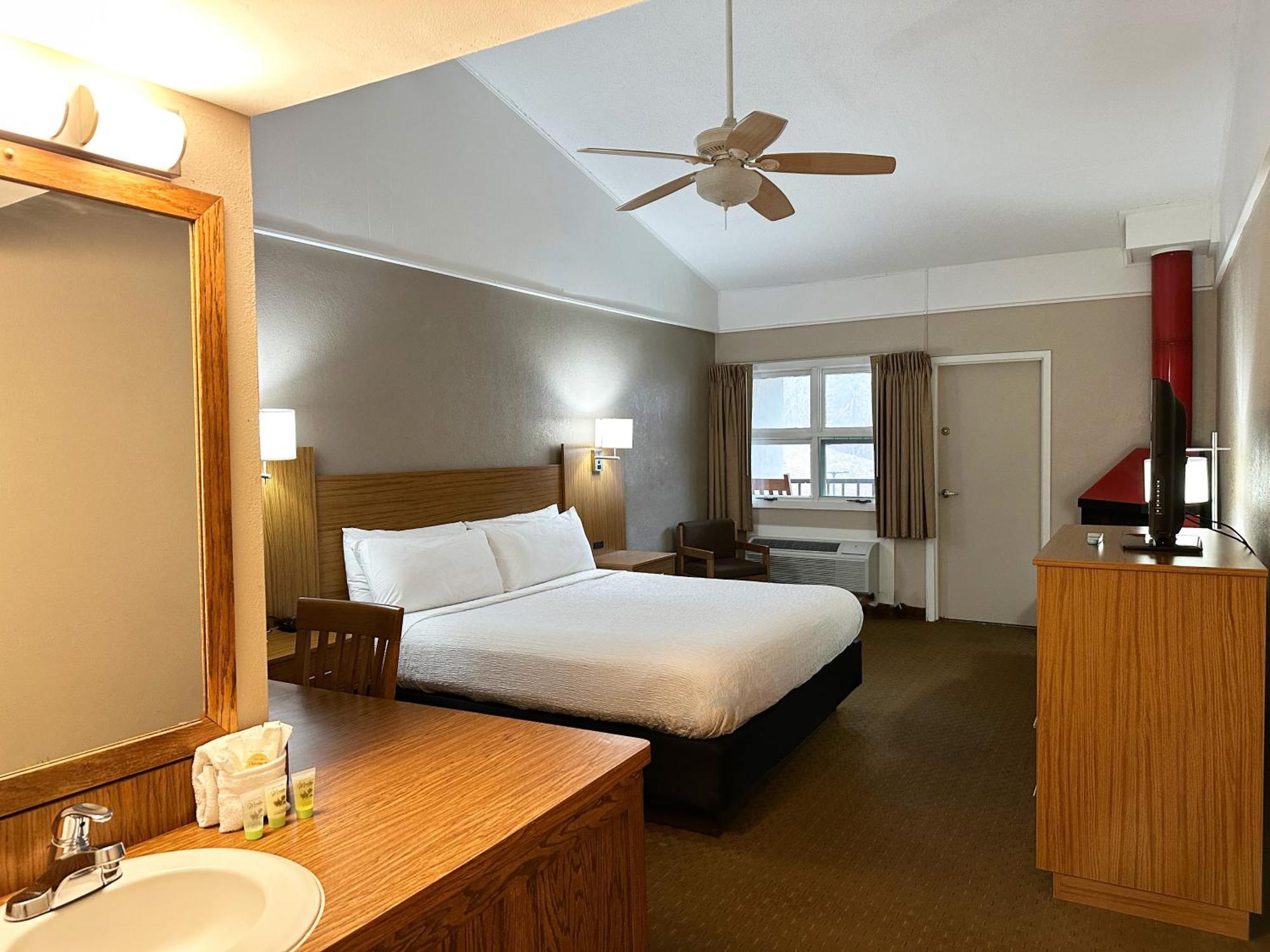King w or Fireplace & Creekside Balcony No Pets