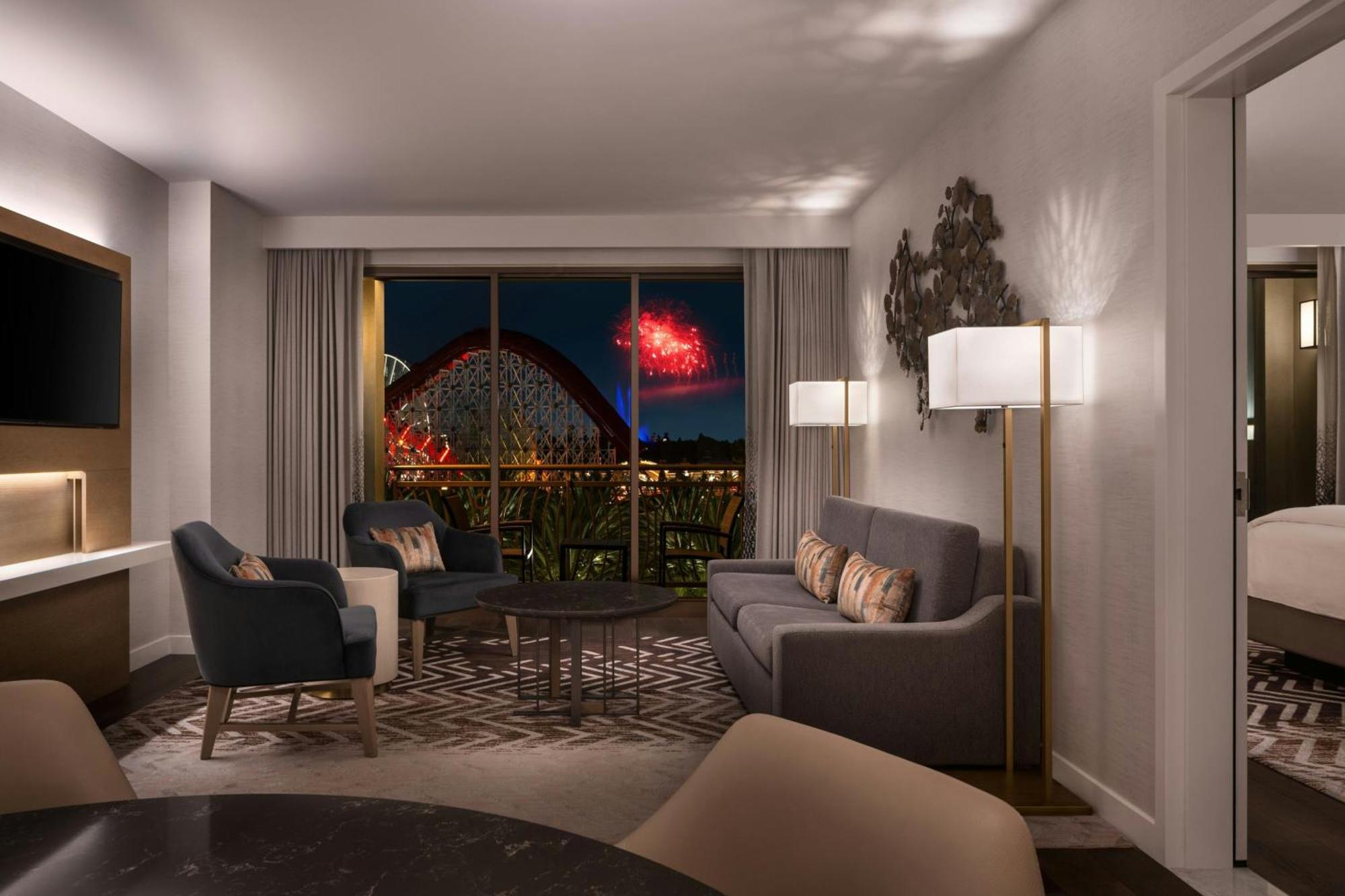 Theme Park View 1 Bedroom Suite 1 King Balcony
