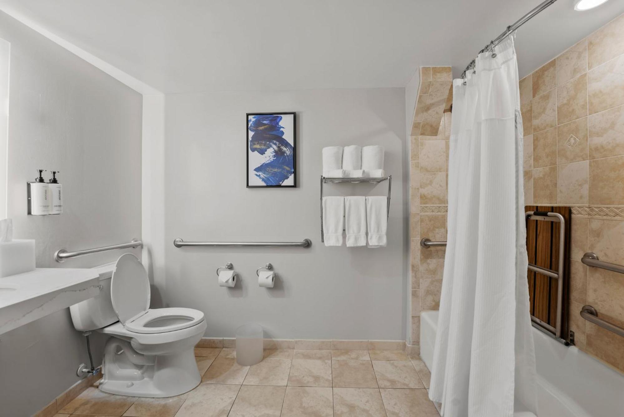 Standard Queen Room Two Queen Beds Mobility Accessible Tub