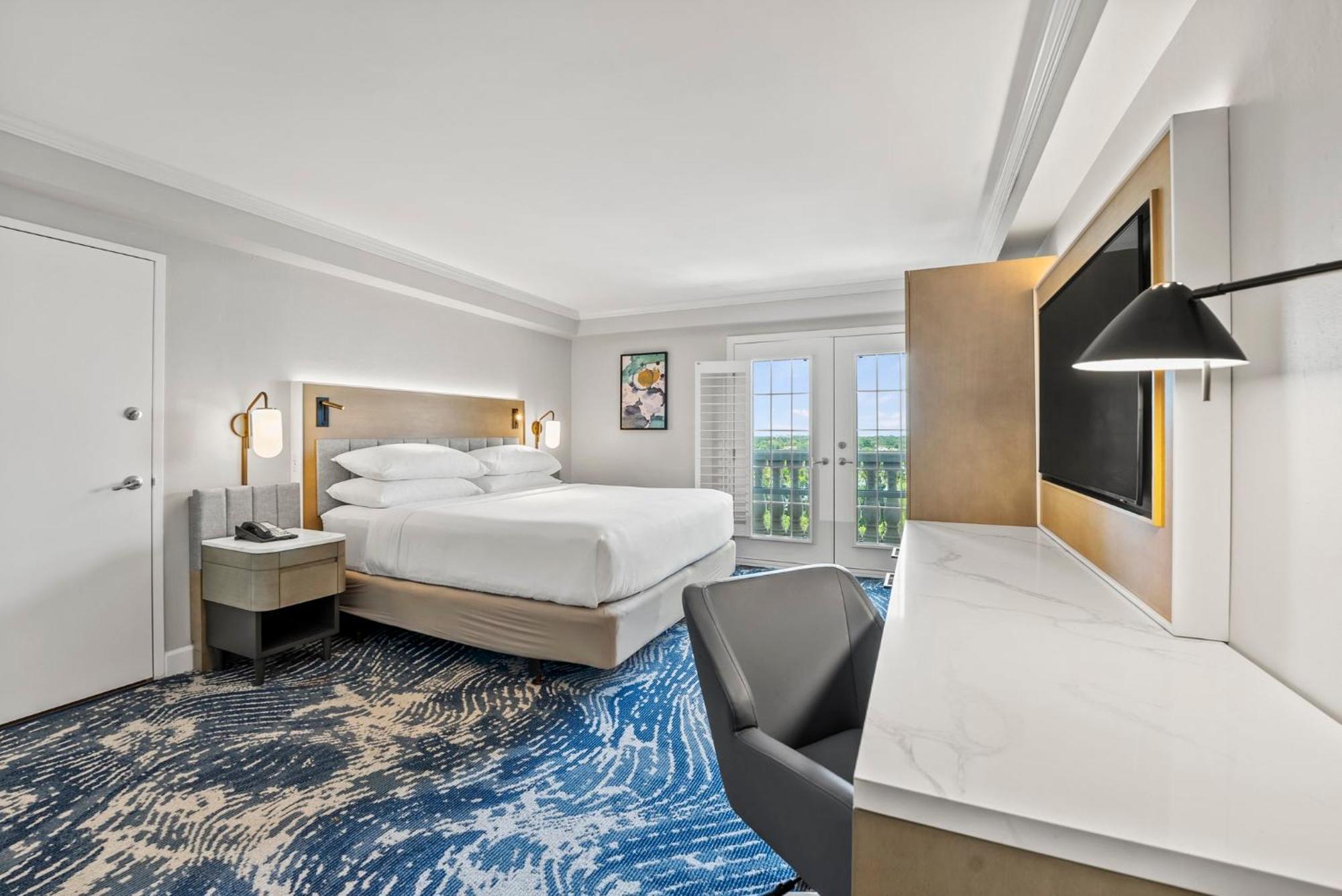 Standard King Room Mobility Accessible Tub