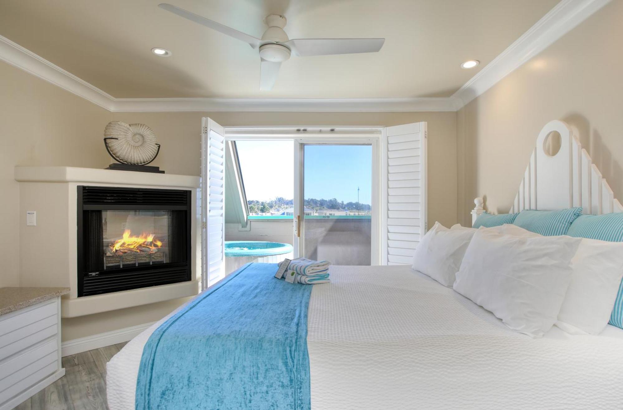 Deluxe King Partial Ocean View