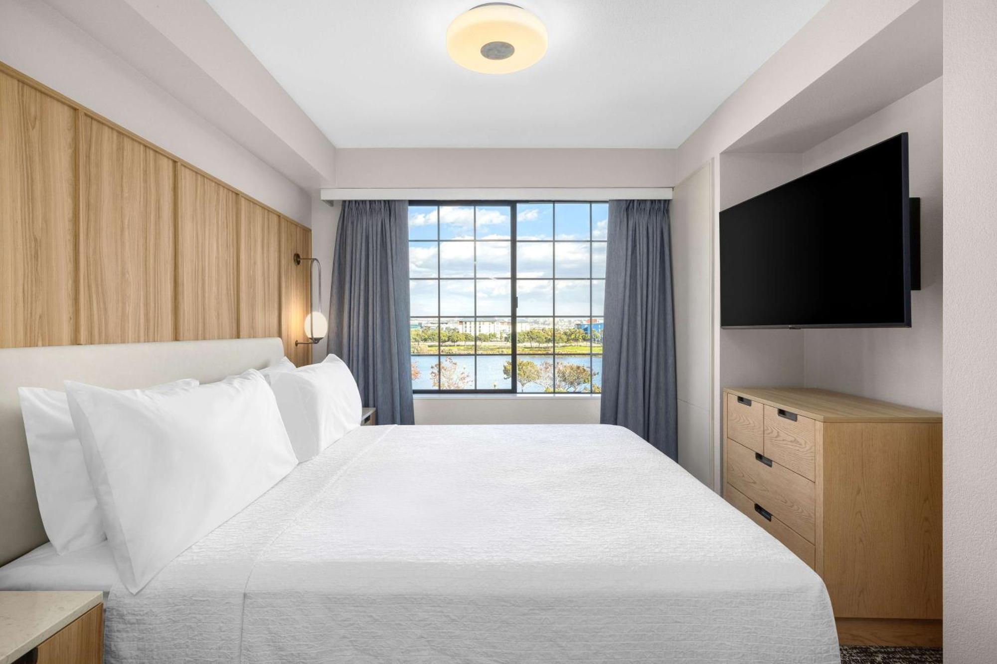 One-Bedroom King Suite Bay View