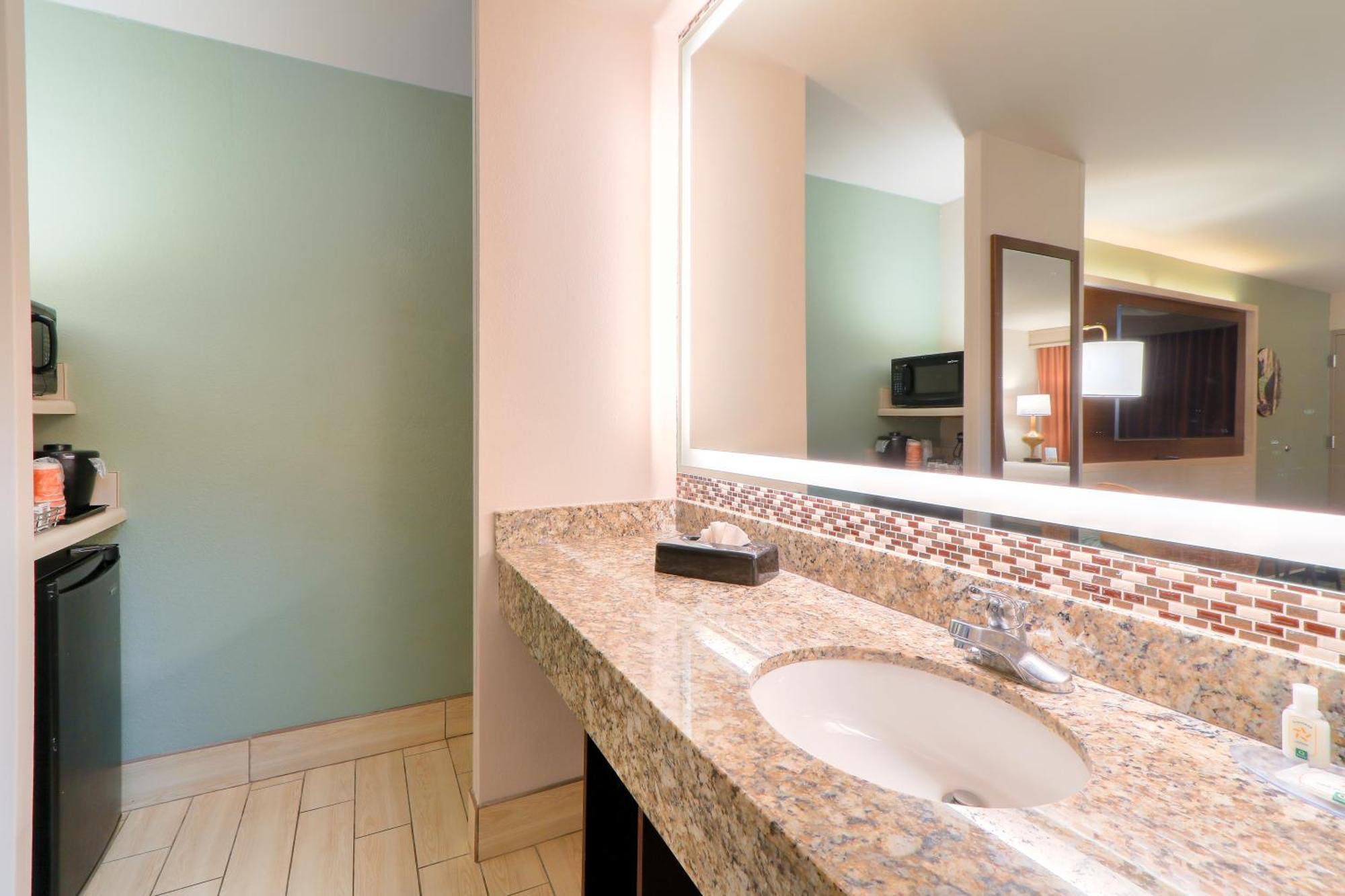King Suite Whirlpool Non-Smoking