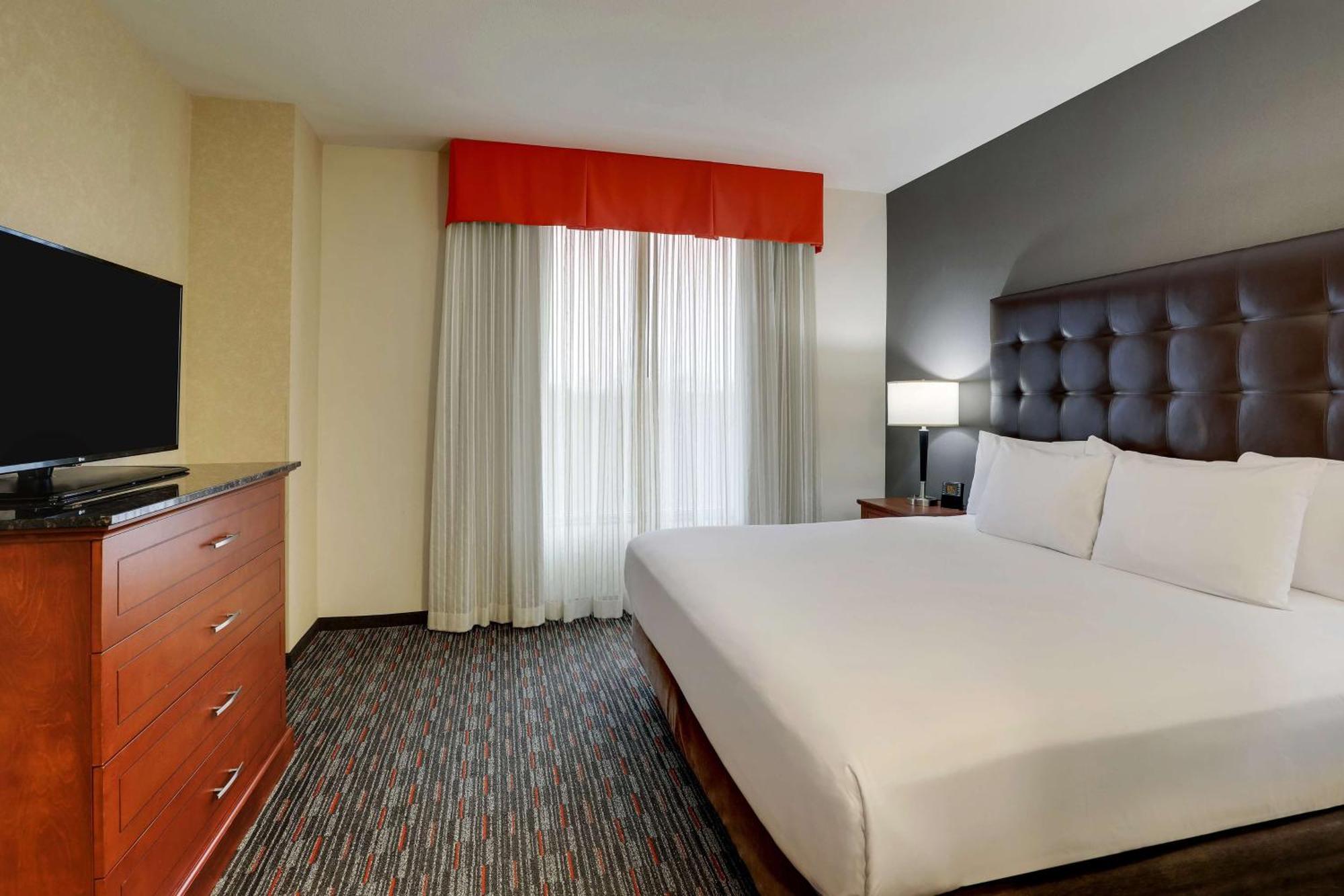 Deluxe King Suite – Hearing Accessible