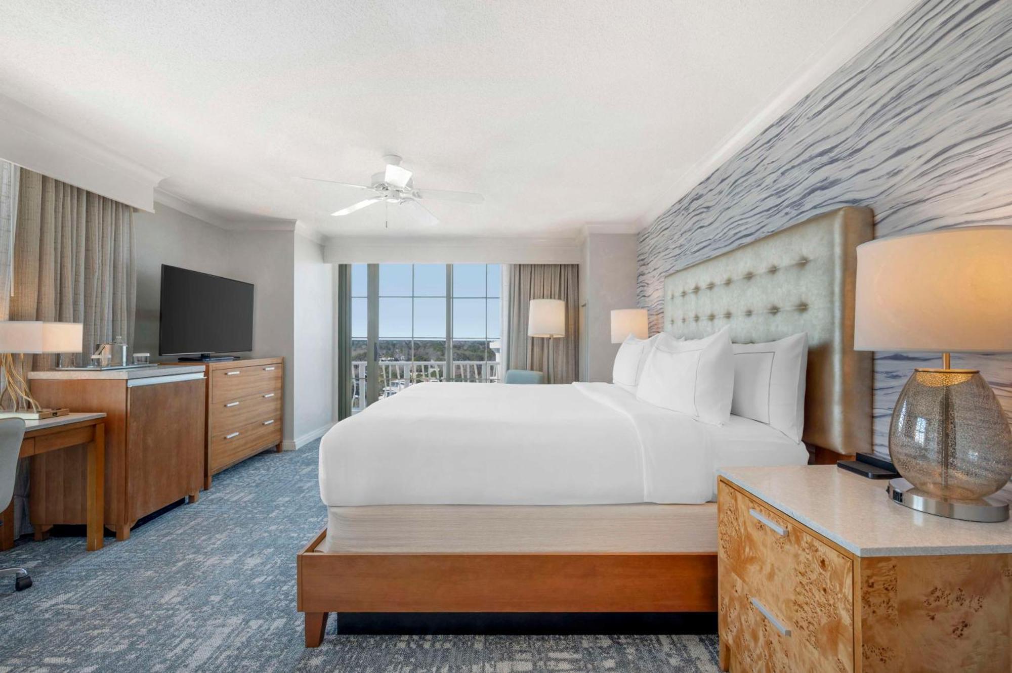 Superior King Corner Room Oceanfront View Balcony