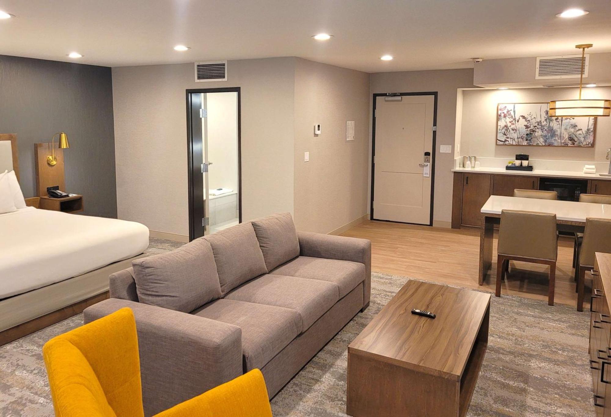 King Suite Sofa Bed Spa Bath Living Room Wet Bar Non-Smoking