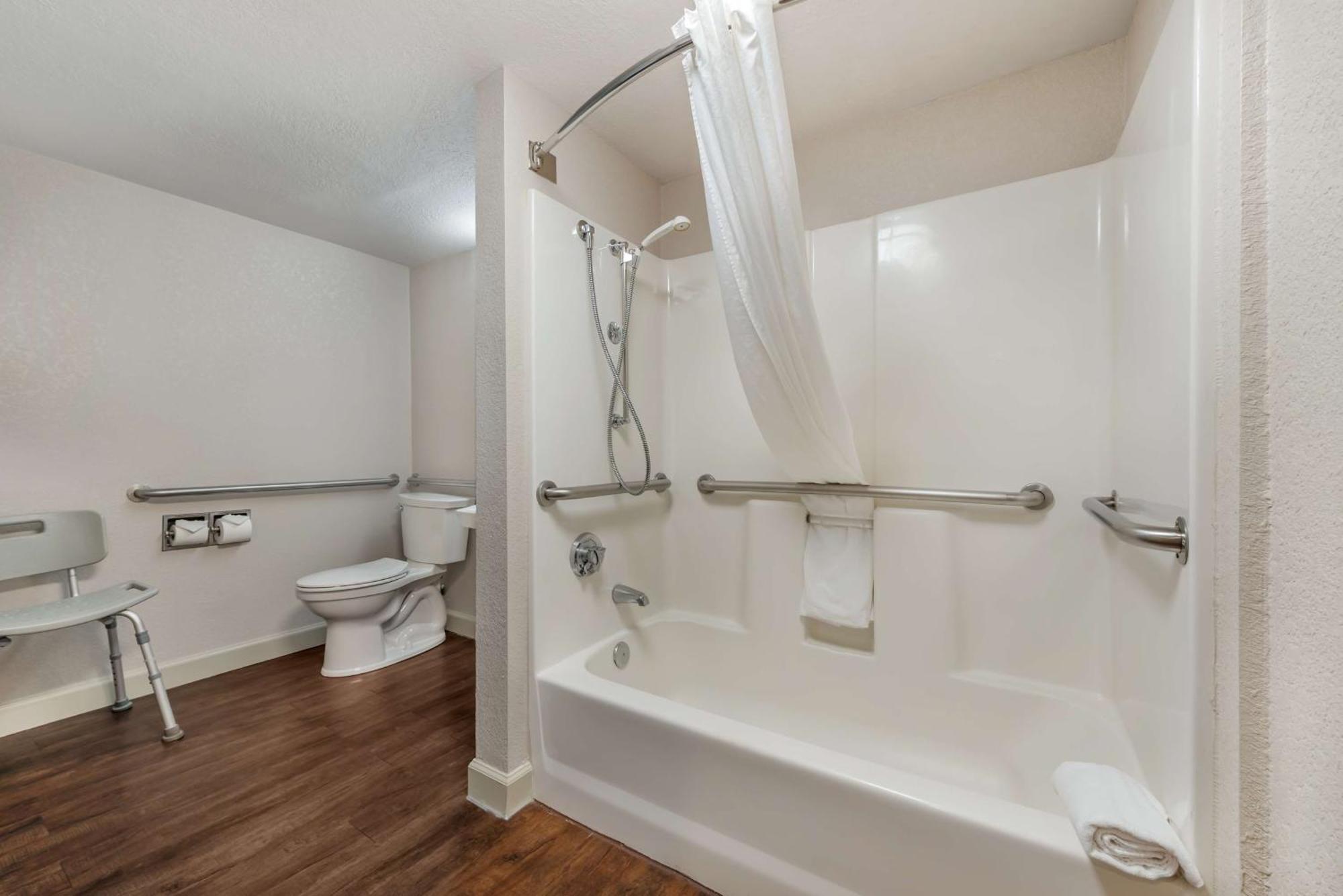 King Suite Bath Tub Disability or Non-Smoking