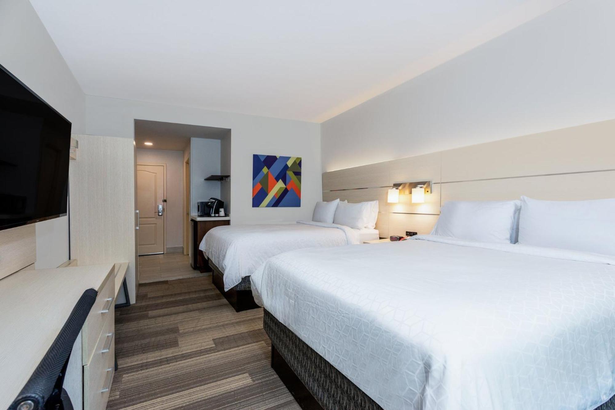 Queen Suite Two Queen Beds Additional Living Area