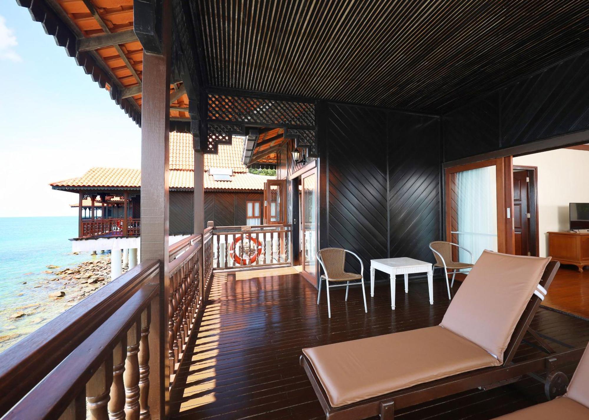 One Bedroom Suite on Water