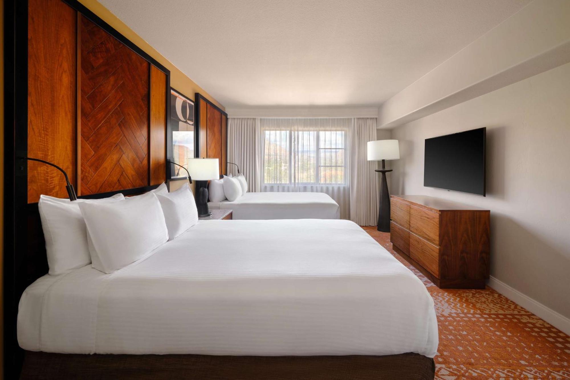 Double Queen Room Balcony Mountain View
