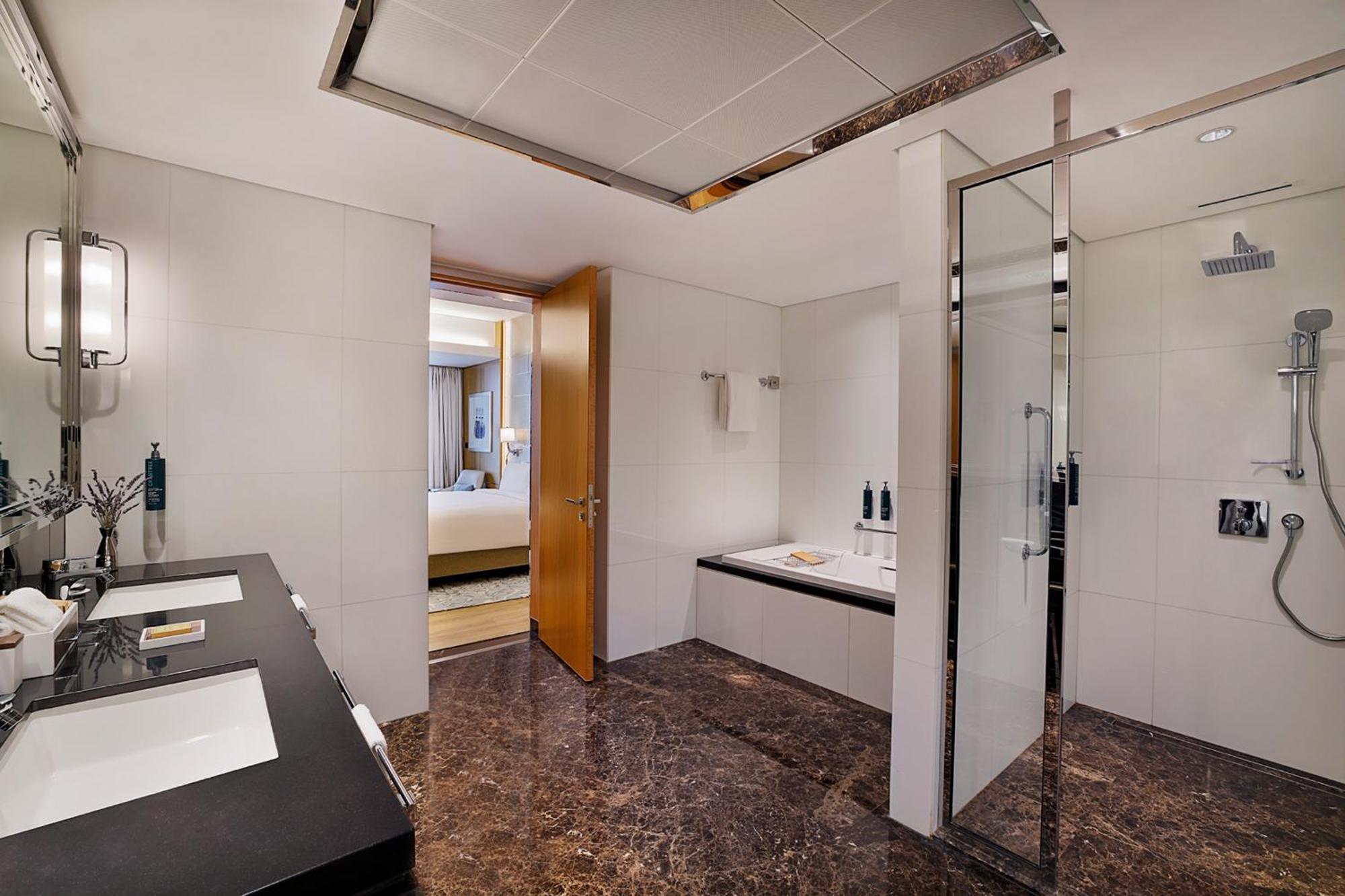 Jest to apartament typu suite z 2 sypialniami, widokiem na morze i dostępem do salonu