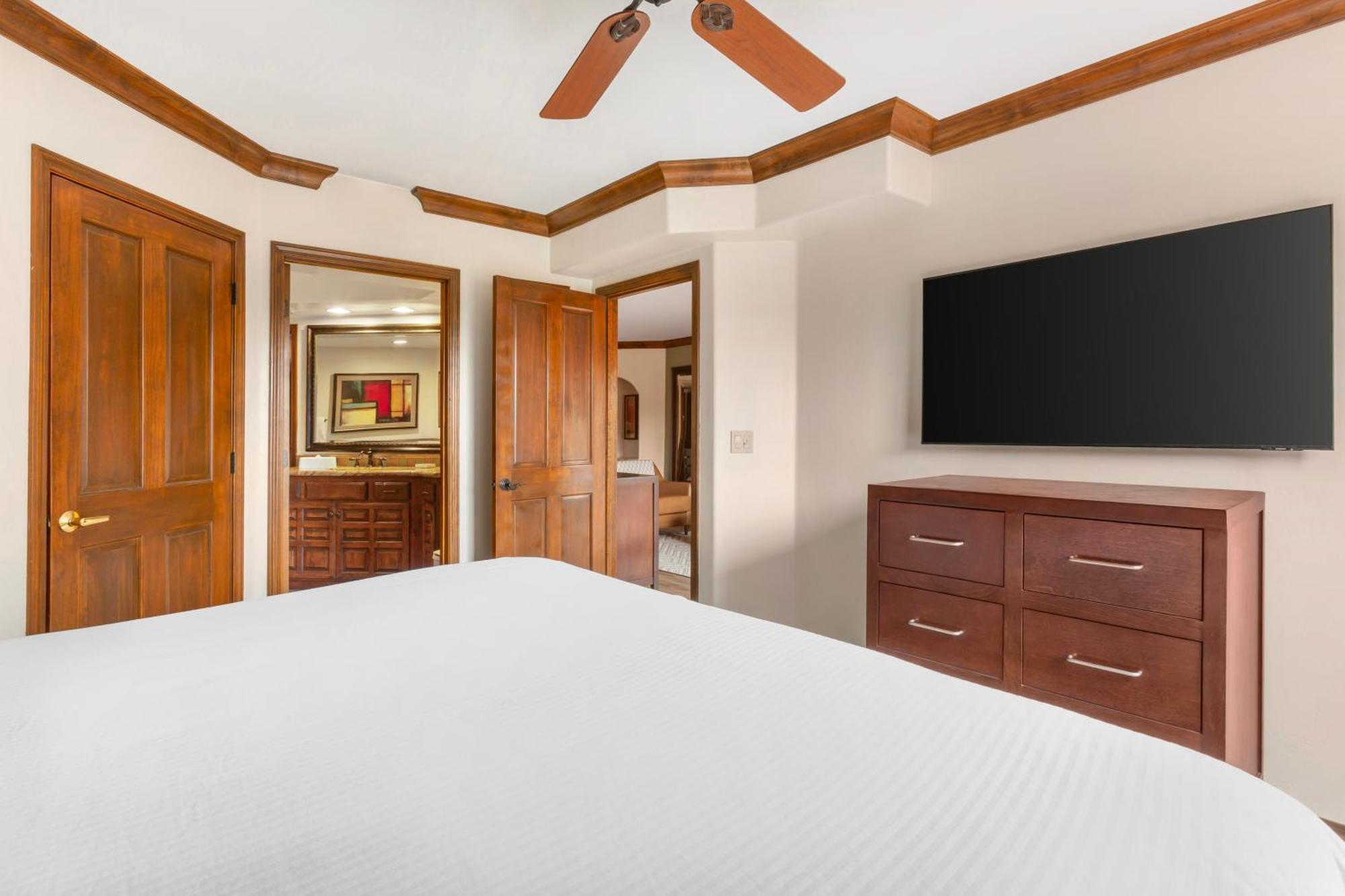 1 BEDROOM 1 KING MESA SUITE ROLL SHOWER