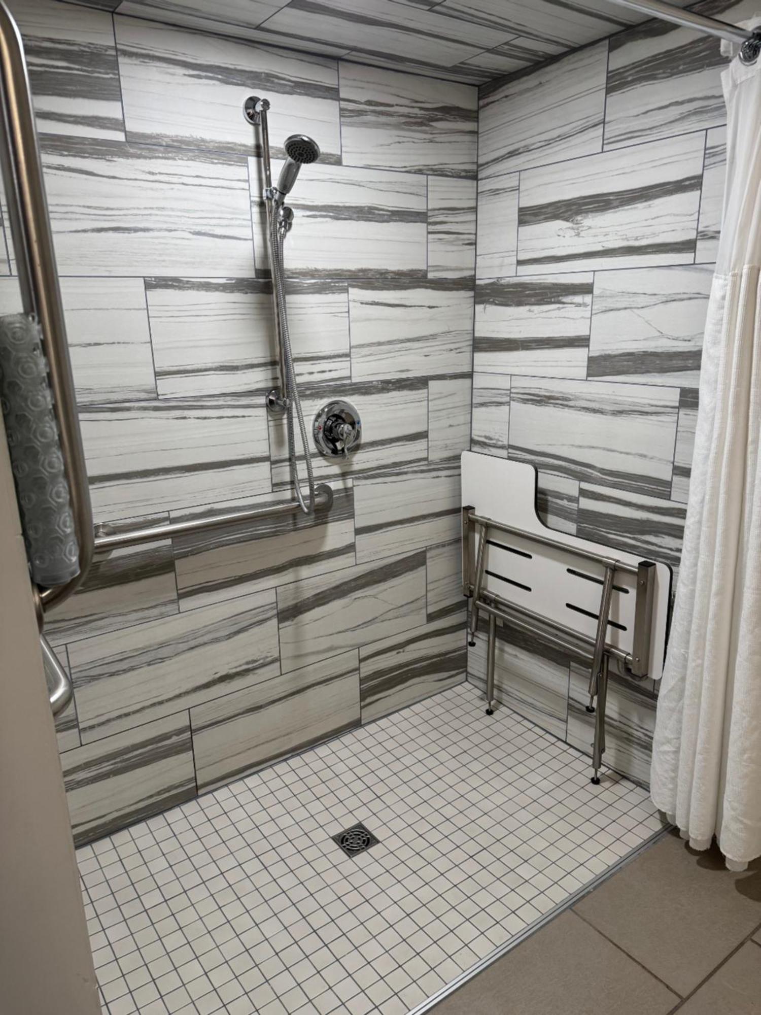 One-Bedroom Suite Two Queen Beds Sofa Bed Roll Shower Non-Smoking