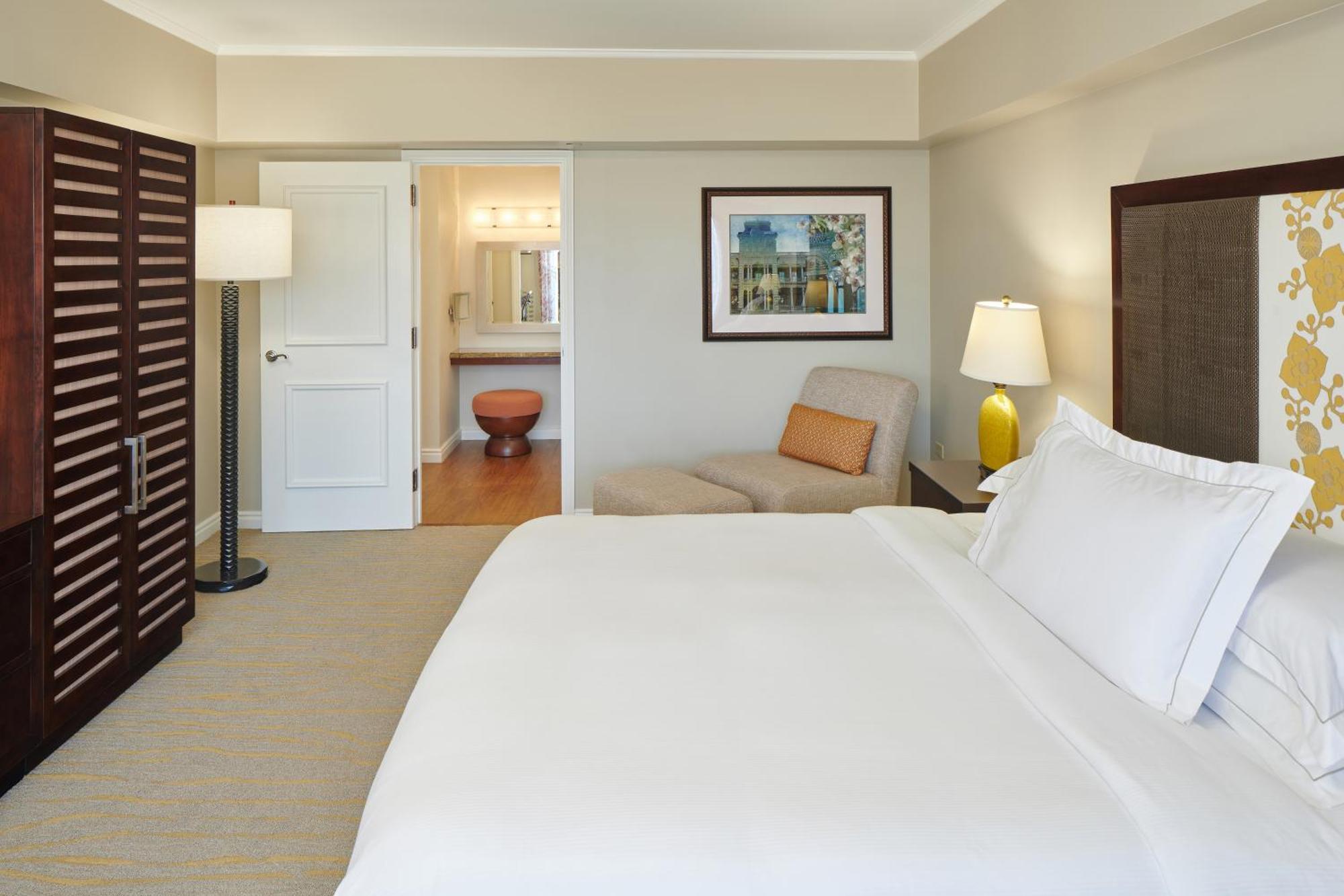 One-Bedroom King Suite Sofa Bed Ocean View Kalia Tower