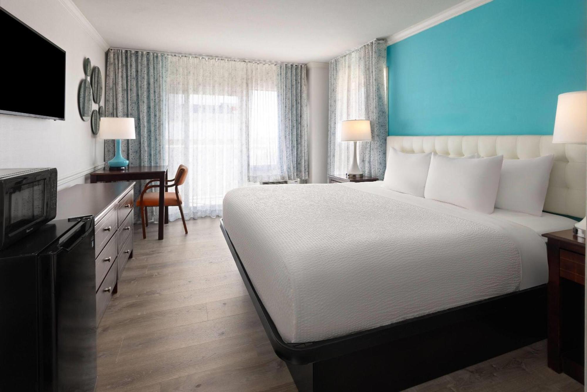 Room King Bed Partial Ocean View Non Smoking