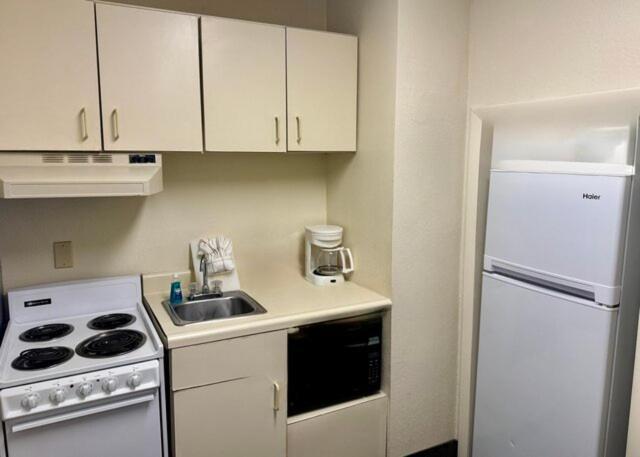 Cityview Two Double Beds Efficiency Kitchen Spa Bath