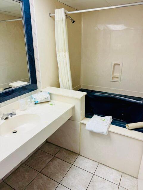 Cityview Two Double Beds Efficiency Kitchen Spa Bath