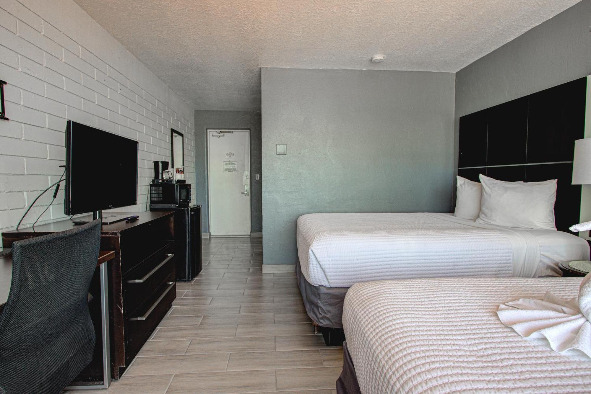 Deluxe Queen Room Patio Sea View