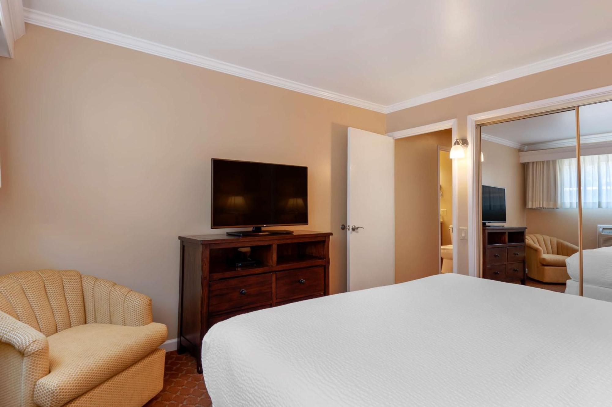One-Bedroom King Suite Full Kitchen Poolside or Non-Smoking