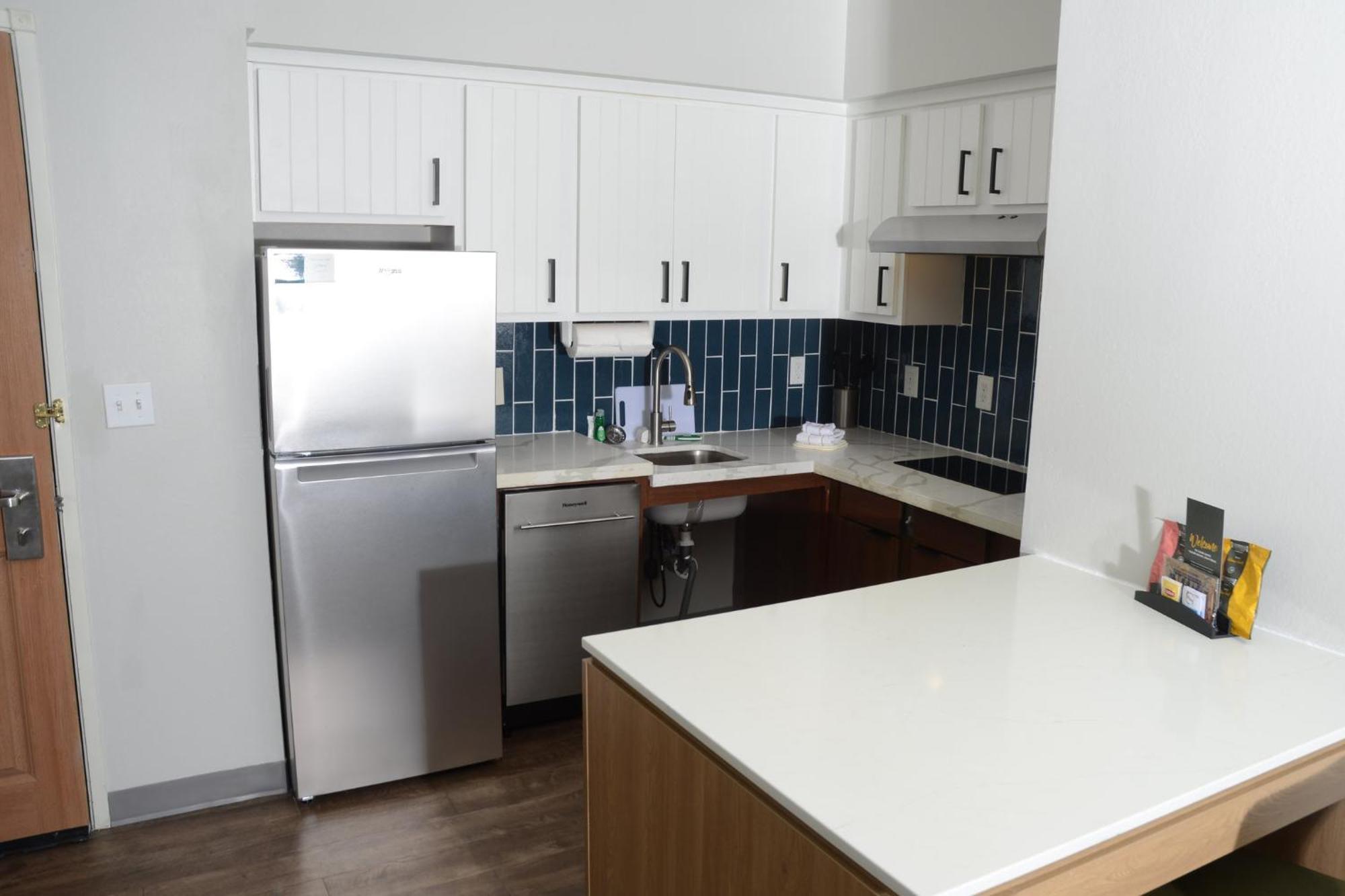 One-Bedroom Queen Suite Non-Smoking