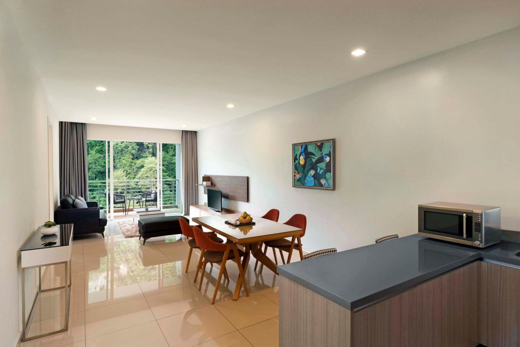 3 Bedroom Deluxe Suite Lakeview