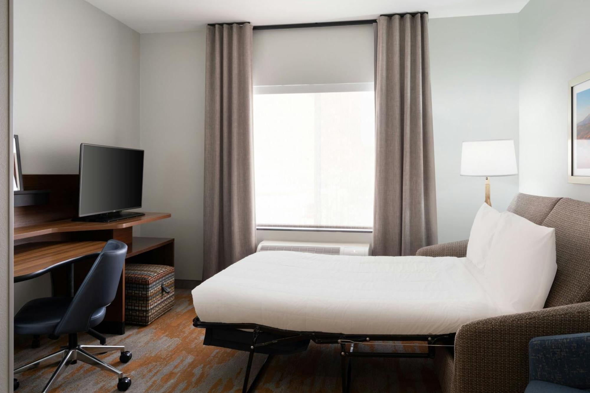 Studio Two Queen Beds Pool View Bathtub Mobility Access