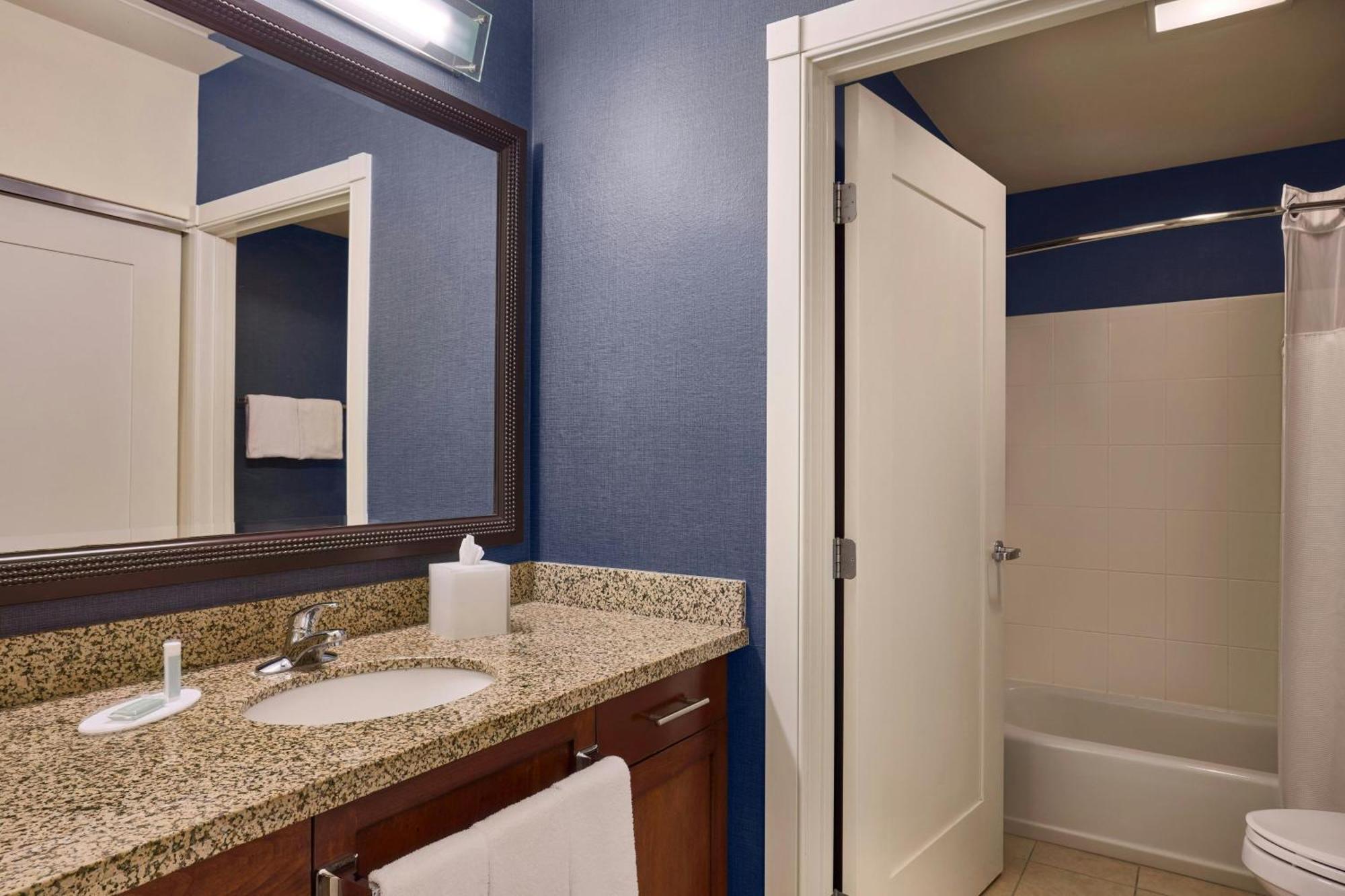 1 Bedroom 2 room Suite 2 Queen Sofa bed