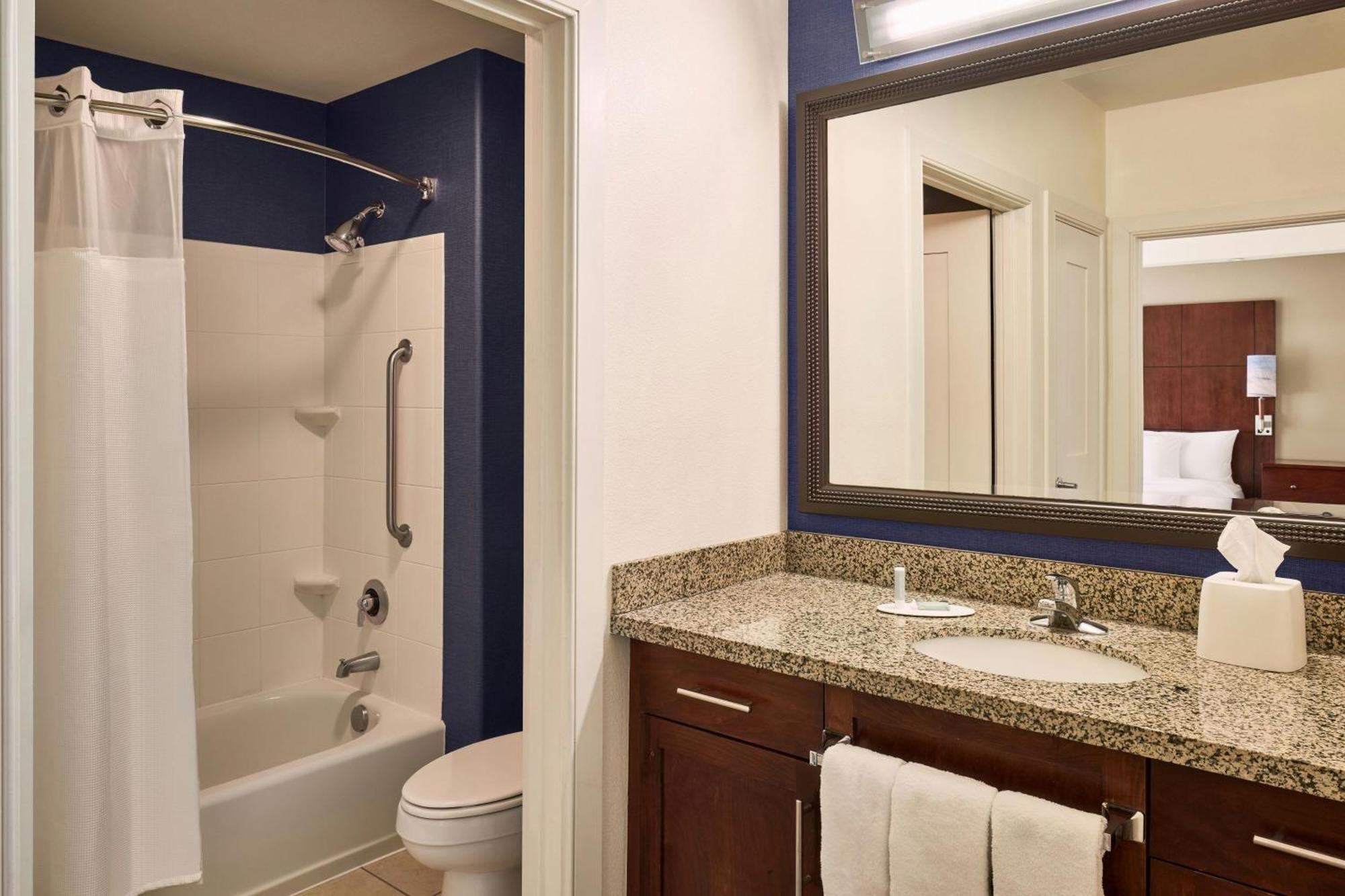 1 Bedroom 2 room Suite 2 Queen Sofa bed